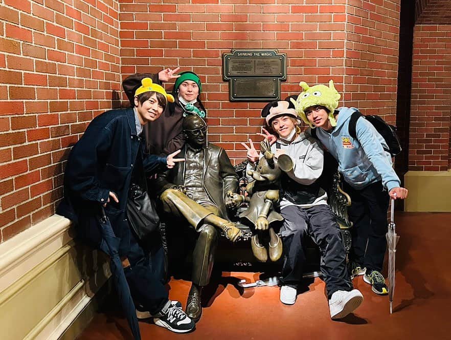 田村心のインスタグラム：「_ 「ディズニー部発足」 田村心です。 ⁡ 田村心 岡宮来夢 石川凌雅 高橋健介 ⁡ ディズニー部発足しました。 次はシーに行きます。 ⁡ でもこのディズニー実現するのに 4年かかったので 次もいつ行けるか分かりません。 ⁡ 最高に楽しかったです。 ブログに色々書いたので読んでみてください。 ⁡」
