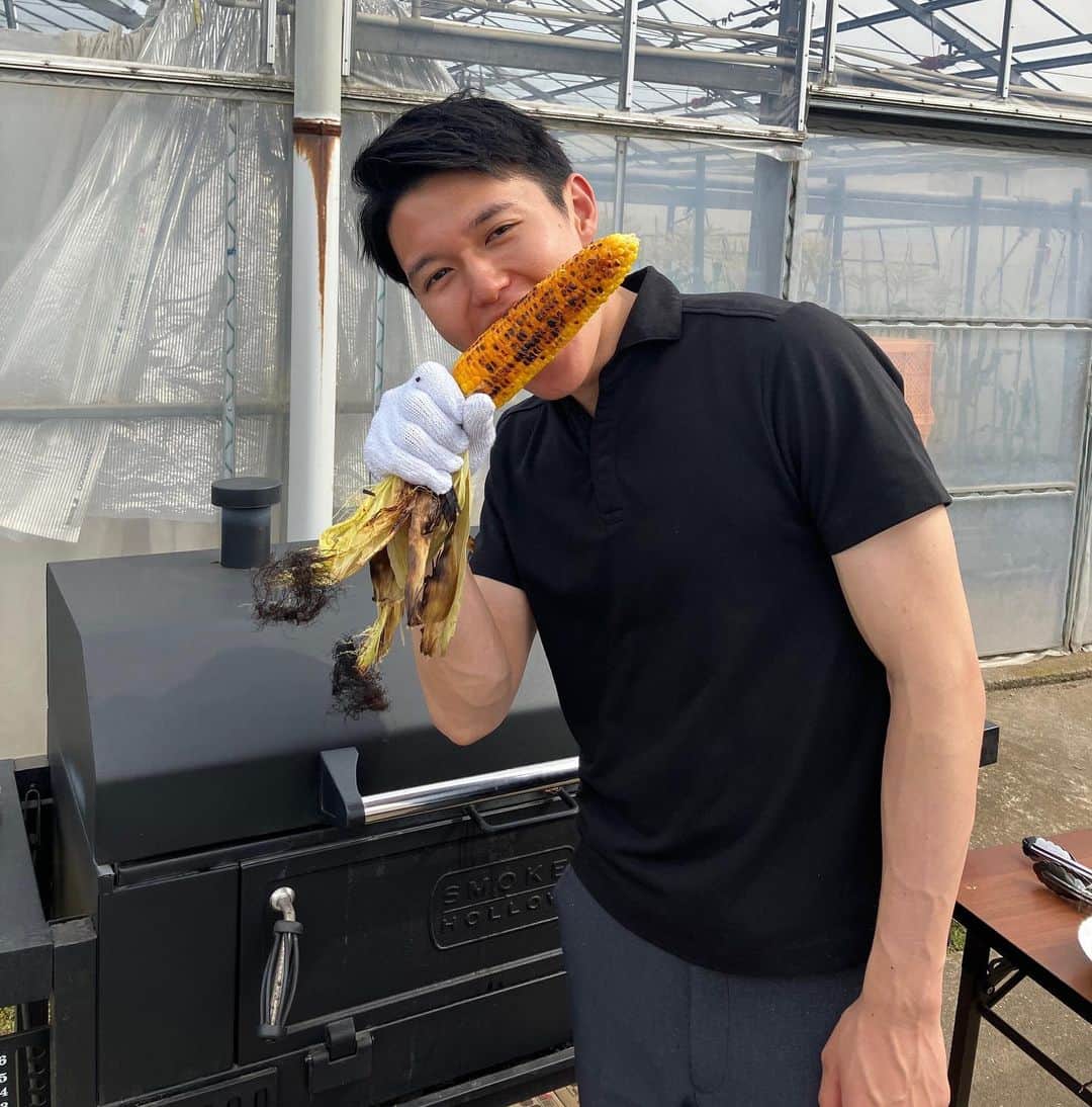 高柳光希のインスタグラム：「. とうもろこし狩りに行ってきました🌽  栃木県の高根沢町にあるグリーンハウス田代では 全国的に見てもひと足早く とうもろこしの収穫をしています🌽  ゴールドラッシュというブランドで 皮が薄くて甘いのが特徴！🌽  生でも茹でても美味しいですが 焼きとうもろこしにしていただきました😊 とても美味しかったです！！！！  現地でも購入できますし お電話での取り寄せも可能です🙆‍♂️  #Nスタ #すたすた中継 #グリーンハウス田代」