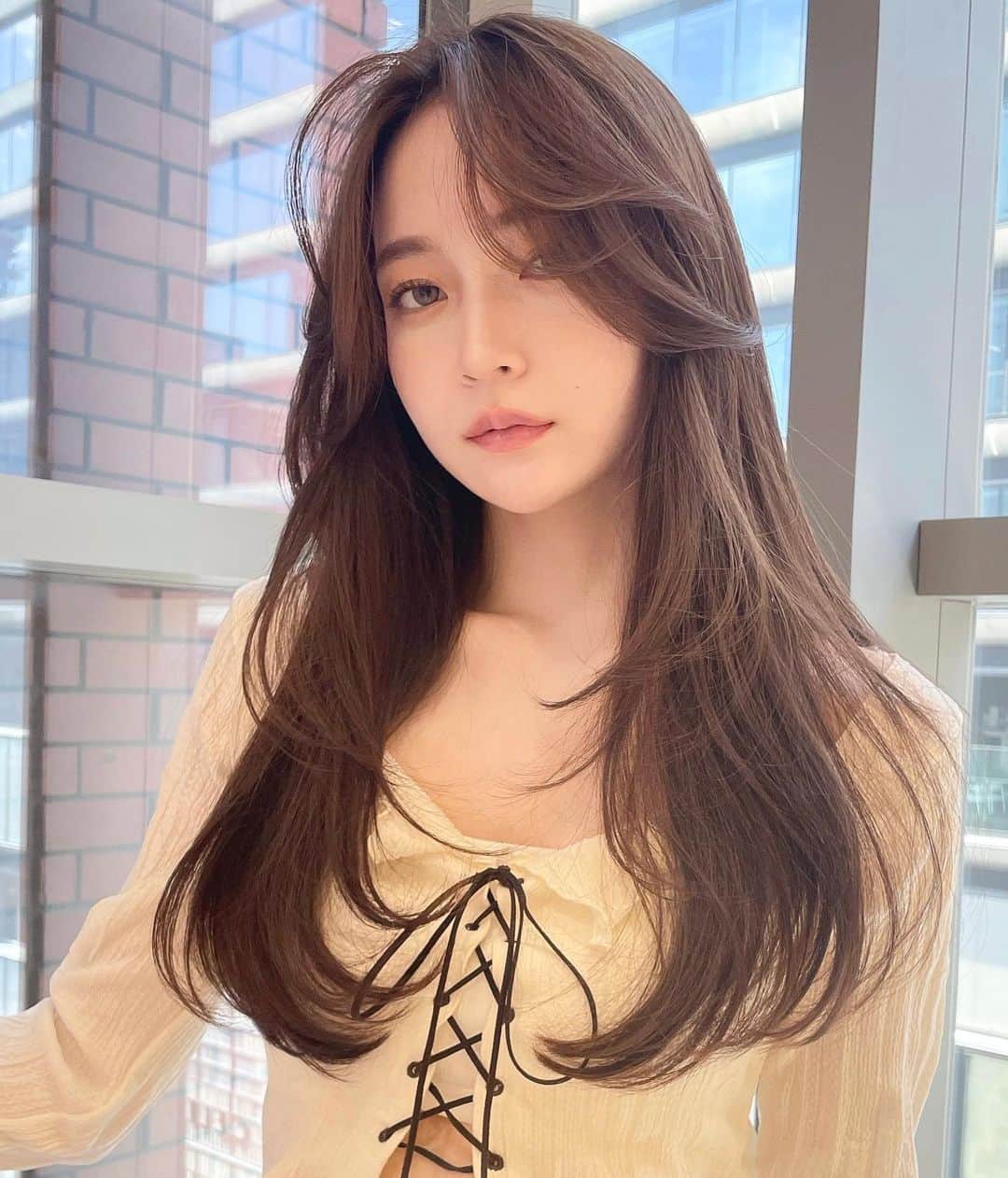 原涼香のインスタグラム：「#레이어드컷 🤍 ワンカールでキマるスタイルが人気です🎀 スタイリングもちょー簡単🫶🏻 ぜひお任せください❤️ ㅤㅤㅤㅤㅤㅤㅤㅤㅤㅤㅤㅤㅤ 大人気menu ⚫︎カット ⚫︎プレミアムケアカラー ⚫︎トリートメント ㅤㅤㅤㅤㅤㅤㅤㅤㅤㅤㅤㅤㅤ ㅤㅤㅤㅤㅤㅤㅤㅤㅤㅤㅤㅤㅤ ㅤㅤㅤㅤㅤㅤㅤㅤㅤㅤㅤㅤㅤ #SHIMA#韓国ヘア#韓国スタイル#レイヤーカット#ワンホンヘア#ワンホン#ダークトーン#網紅#初カラー#暗髪#ベージュカラー#ラベンダーカラー#グレージュ#オリーブカラー#透明感カラー#銀座美容院#銀座美容室#美容師#시스루뱅#레이어드컷#koreanhair」