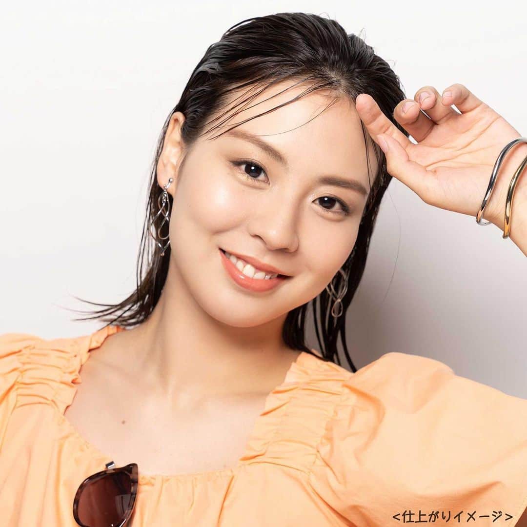 のインスタグラム：「酷暑・滝汗・マスク着用時など、 メイクの悩みが増えるこれからの季節にもおすすめ！ 落ちにくいコフレドールのメイクアイテムをご紹介♪  ＼くずれにくいベースメイクが夏メイクの肝！／ 『カバーステイWＰファンデーションＵＶ』　全3色 今年も数量限定で一部オンラインショップにて販売中。 気になる方はお早めに！ 通称“滝汗プルーフファンデ”なら くずれにくくさらりと快適な肌に仕上がります。 SPF33・PA⁺⁺⁺の紫外線カット効果もうれしい！ 滝汗でもくずれにくいベースメイクをつくってみてね☀  ＼抜け感も出せちゃうアイブロウ？！／ 『アイブロウキーパー』　全4種 バームとパウダーの合わせ使いの ウォータ―プルーフタイプのアイブロウ。 でも、落ちにくいだけじゃない… 開発者こだわりのニュアンスカラーで 垢抜け印象も演出できちゃいます♡  ＼とろけるようにフィットするのに落ちにくい！／ 『スキンシンクロルージュ』　全20色 見たまま高発色のルージュで 自分のお気に入りの色を長時間楽しめる♡ なめらかになじむレア質感で肌を美しく引き立てよう！  暑さに負けないアイテムで夏メイクを楽しもう♡  #コフレドール #coffretdor #beplayful #カバーステイwpファンデーションuv ＃滝汗プルーフファンデ　#ファンデーション #バームファンデ #ベースメイク #アイブロウキーパー #アイブロウ #スキンシンクロルージュ #ルージュ #リップメイク #ツヤ肌 #メイク #セルフメイク #カラーメイク ＃夏メイク　#お気に入りコスメ #落ちにくいメイク #酷暑対策 #make #makeup #cosme #cosmetics #beauty #basemakeup #pointmakeup」