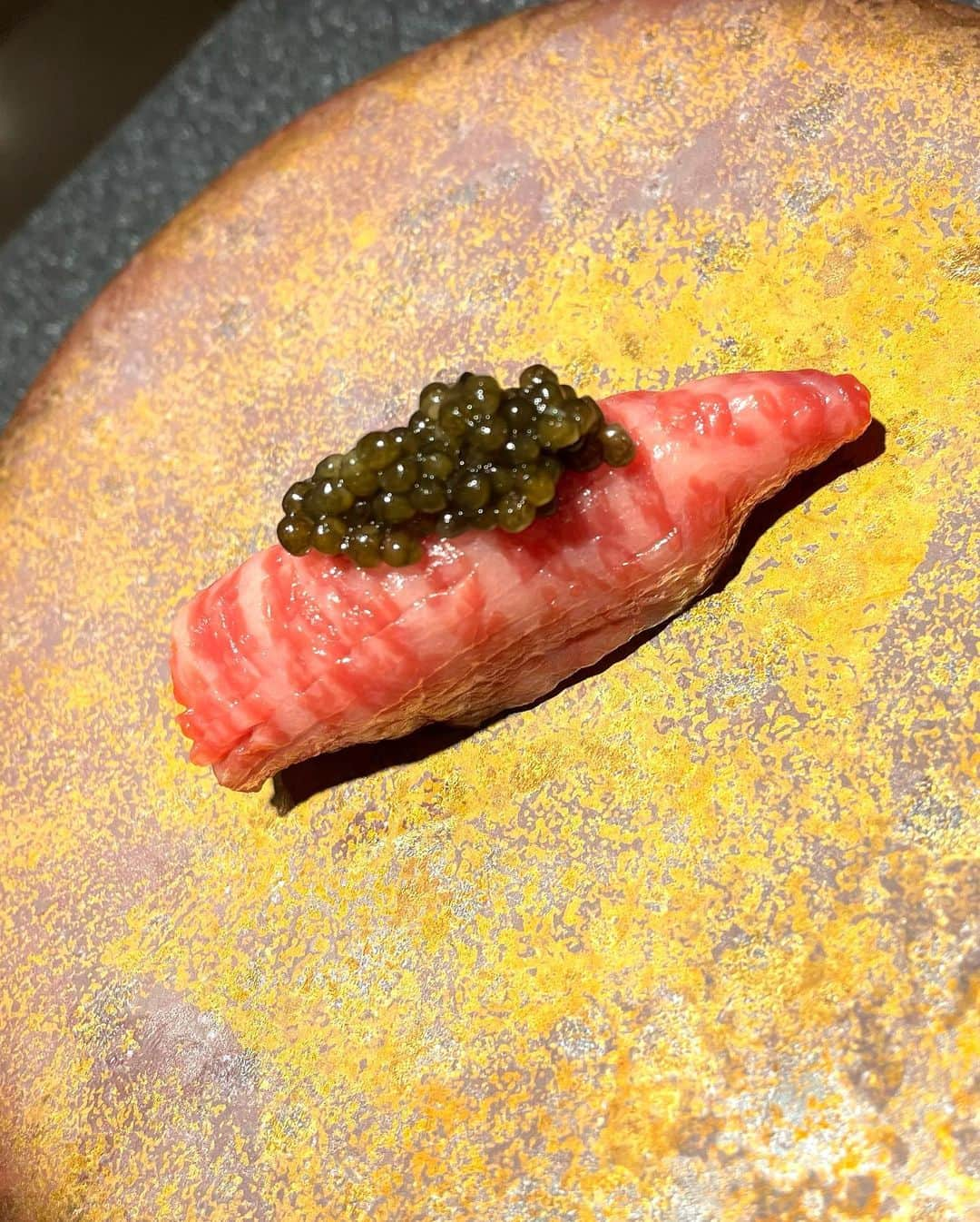 みくるんさんのインスタグラム写真 - (みくるんInstagram)「大阪北新地にある日の樹さん🍣  エンターテイメントなお寿司屋さんで気さくな ゆるカワ大将と素敵な空間で行く度に爆笑🤣🤍  紹介していただいてから 好きになって来月もいく🍣✨  有名店にいた 大将のお肉も和食もお寿司も全部最高に美味しい🥰  最後のアワビリゾットも神✨  いつも楽しい時間をありがとうございます🤍  #名古屋#錦#アールズカフェ#名古屋キャバクラ#錦キャバ嬢#japan#japanesegirl#l4l#キャバ嬢#コンカフェ嬢#大阪グルメ#北新地グルメ#日の樹#大阪寿司」5月25日 19時49分 - milkurumin123