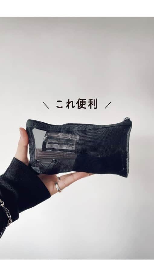 かんだまのインスタグラム：「私の必需品であり、労働者ならポーチの中に忍ばせておきたいアイテム3選🙆‍♀️  ①まとめ髪ポイントブラシ なんかだらしない印象になるアホ毛は労働時間の大敵。特に産後、抜け毛のあとにやってきたぴょんぴょん祭りでもう大変。気づいた時にサッとまとめてる。私は長年 @andhoney_japan のを使ってるけど薬局に色んな種類置いてあった💁‍♀️  ②コンパクトなコロコロ 365日黒を着る割合が高い私は毎朝コロコロ祭りを開催。それでも外出先で気になることが多々。なので @muji_global のやつ持ち歩いてる🫡  ③スティック状の美容液 「保湿を制するものは美肌を制する」と言っても過言じゃないくらい、やっぱり保湿大事。これサラッとピンポイントでぬれるから何本もリピートしておる。これじゃなくても保湿できる何かは持ち歩いておきたいよね🫡ちなみに私は @ipsa_jp のやつ☺︎  皆様のポーチの必需品ありますか？☺︎  #ポーチの中身」