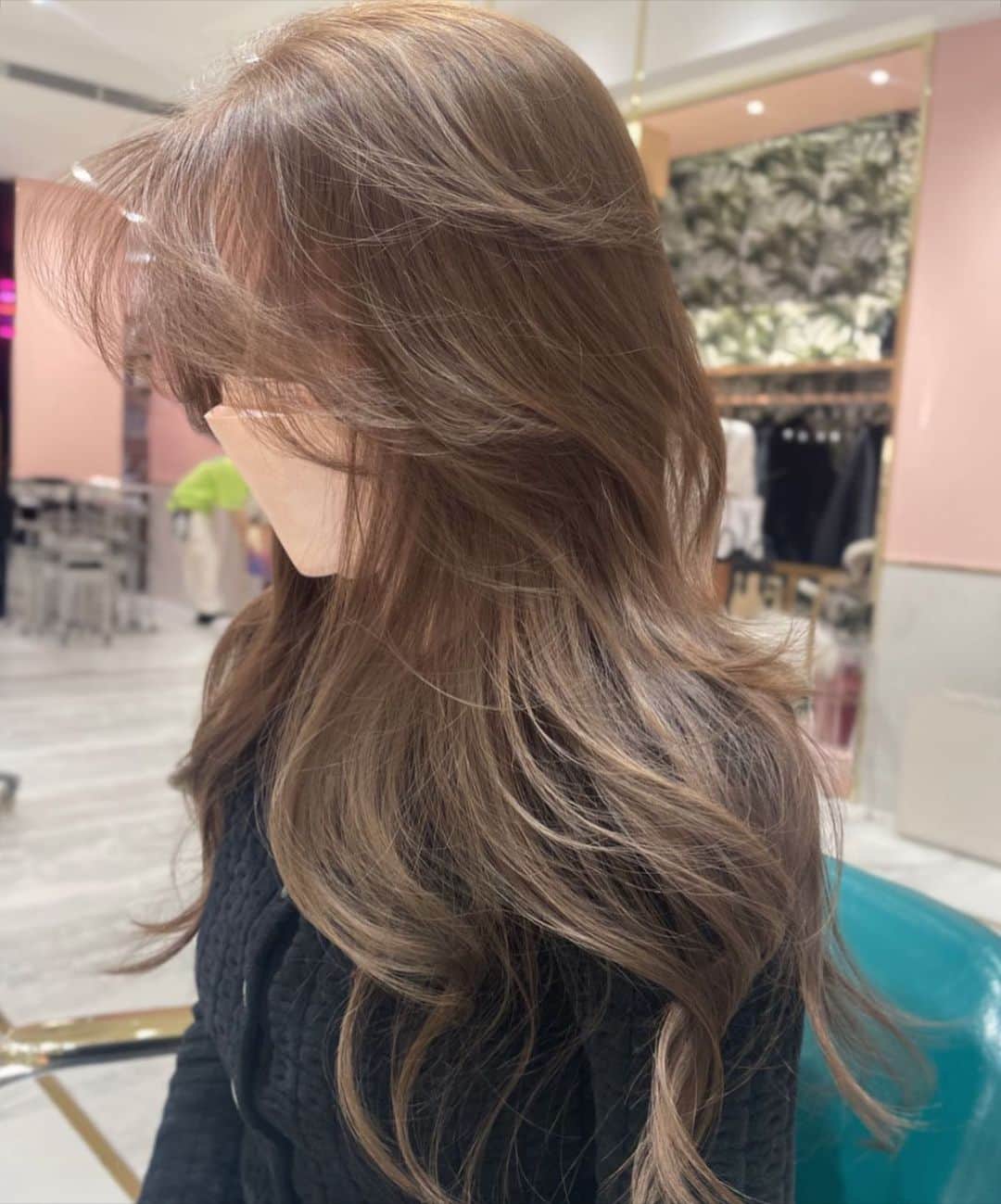 原涼香のインスタグラム：「大人気𝙗𝙚𝙞𝙜𝙚 🤎ブリーチなし明るめカラー🎀 ㅤㅤㅤㅤㅤㅤㅤㅤㅤㅤㅤㅤㅤ カラーのみで明るめを続けると 透明感がすごくでます✨ 一回で明るめ希望の方はWケアカラーがオススメです🫶🏻 ㅤㅤㅤㅤㅤㅤㅤㅤㅤㅤㅤㅤㅤ menu... ●カット ●プレミアムケアカラー(or Wケアカラー) ●バイカルテトリートメント ㅤㅤㅤㅤㅤㅤㅤㅤㅤㅤㅤㅤㅤ 是非お任せください🤍 ㅤㅤㅤㅤㅤㅤㅤㅤㅤㅤㅤㅤㅤ  #SHIMA #韓国ヘア#韓国スタイル#海外ヘア#レイヤーカット#ワンホンヘア#ワンホン#ブリーチカラー#網紅#初カラー#ハイトーン#暗髪#ベージュカラー#ラベンダーカラー#グレージュ#オリーブカラー#透明感カラー#銀座美容院#銀座美容室#美容師#美容学生#시스루뱅#레이어드컷#hairstyle#y2k#fasion#color#layered#beige#メイク」