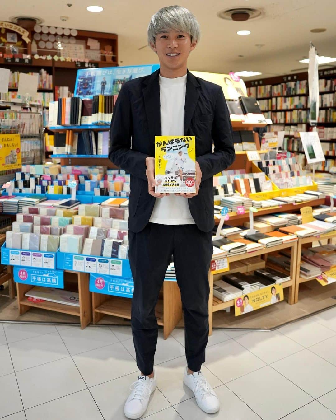 三津家貴也さんのインスタグラム写真 - (三津家貴也Instagram)「. 僕の夢が1つ叶った日 本日5月25日、僕の初の著書 「がんばらないランニング」が発売されました。 全国の書店に並んでおります。 (売り切れの店舗もあるみたいで手に入らなかった方はすみません)  実際に店頭で本を見た時は感動しました。 これも全て日頃から応援してくださる皆さんのおかげです。 この本はこれまで僕が積み重ねてきた経験、知識、考え方、価値観を全て入れ込みました。 ランナー、陸上部、走ってる人、走ろうかなーって思ってる人、ダイエットしてる人、痩せたい人、三津家の事が好きな人、みんなに届いたら嬉しいです。  ランニングはキツいものでも過酷なものでもない。 楽しいものなんだ、楽しむことが大事なんだ、という事が伝わってほしい。 楽しむためには練習のやり方や考え方を知る必要があります。 少し難しい内容もあるけどぜひ頑張って最後まで読んでみてください。 誰かの人生がこの本で、僕の活動で、より明るく楽しいものに変わってくれたらな。 #がんばらないランニング #三津家貴也 #KADOKAWA」5月25日 19時52分 - takaya_mitsuka