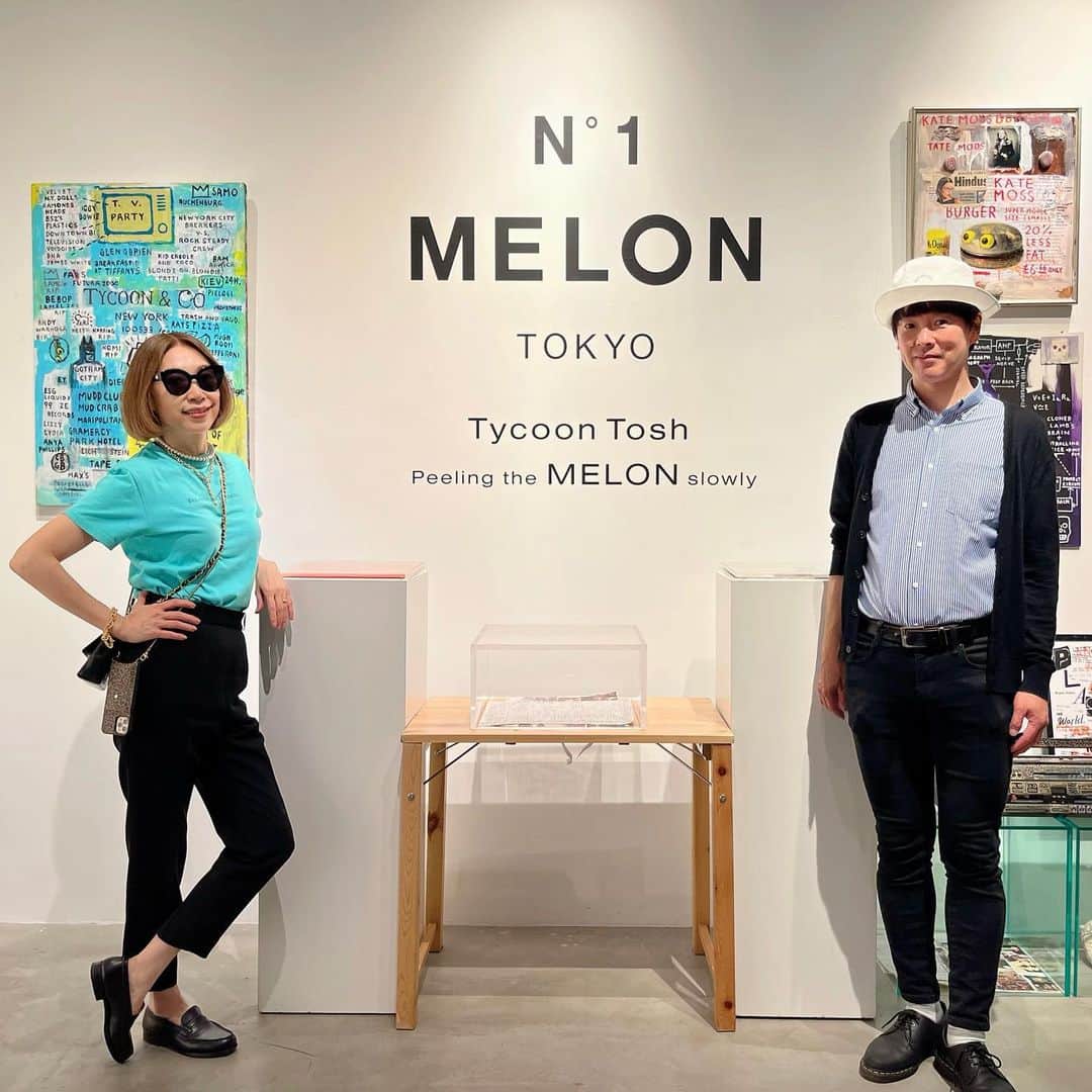 のインスタグラム：「・ カジくんと中西俊夫 a.k.a Tycoon Tosh 回顧展へ。  私が一番影響を受けた日本のバンド「プラスチックス」のメンバーだったトシちゃん。憧れて私も音楽道へと進むわけですね。 80年代の一番面白い時期に3度の海外ツアーへ行っているプラスチックスは、ピチカート・ファイヴの先輩です。  プラスチックス解散後はMELONを結成。とにかく常に最高にカッコよかった。 そんな憧れのトシちゃんと一緒にバンドを組んだ時期もありました。よく一緒にパーティーに出かけたり、思い出はたくさん😭  ギャラリーには、トシちゃんの絵画作品（素晴らしいです！）と、「あ、これよく着てたな〜」というヴィンテージの衣装やギターも展示してありました。  カジくんと本を買って、MELONのTシャツも予約しちゃった😊  是非覗きに行ってみてね。 5月28日まで。  中西俊夫 a.k.a Tycoon Tosh 回顧展 『メロンのむきかた Tycoon Tosh Peeling the MELON slowly』 会場：原宿BOOKMARC   https://tokyo-live-exhibits.com/pug_tksh_bookmarc/  #中西俊夫 #tycoontosh #回顧展 #プラスチックス#plastics #MELON #カジヒデキ #野宮真貴 #missmakinomiya」