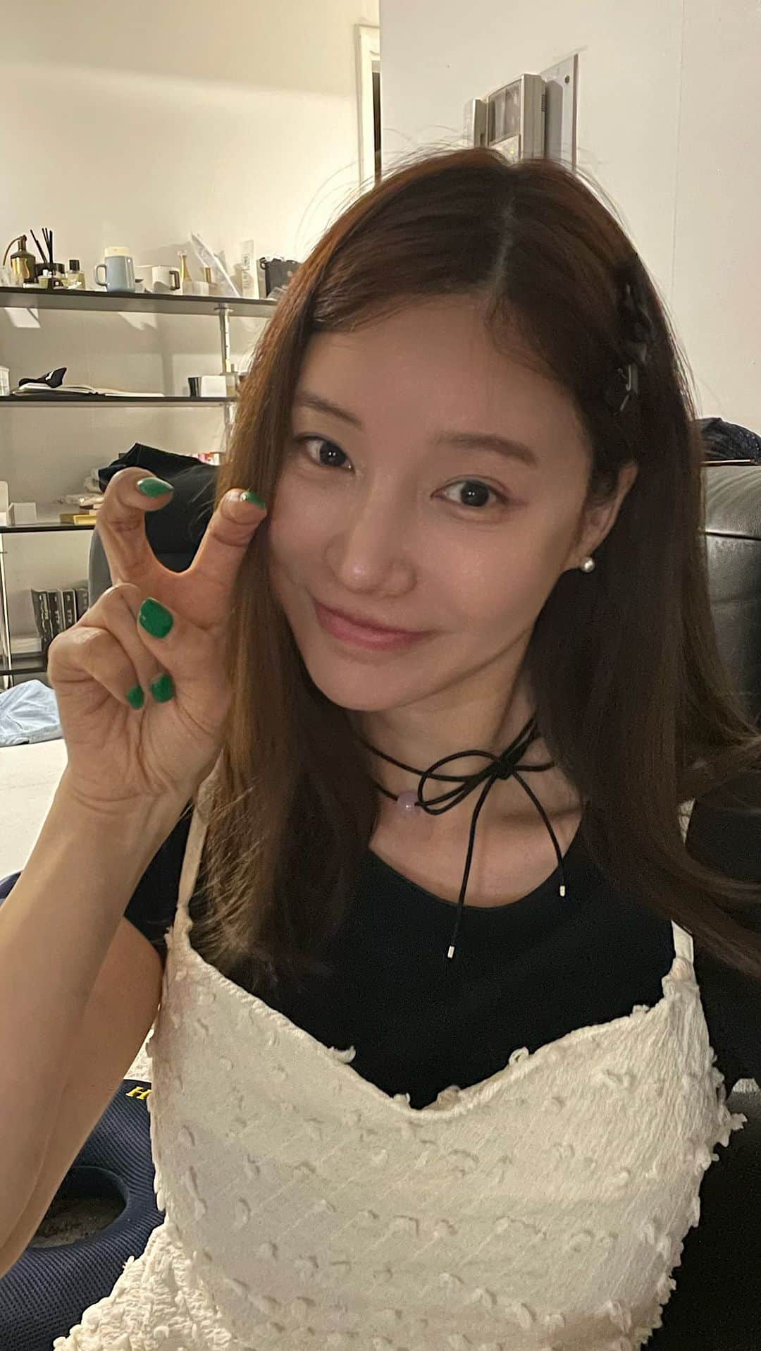 nanaのインスタグラム：「캬캬🖤 수다수다. 배에 힘주고 말해서 살빠졌을꼬예요. 어느순간 보기만 해도 힘주게 된다규!!」