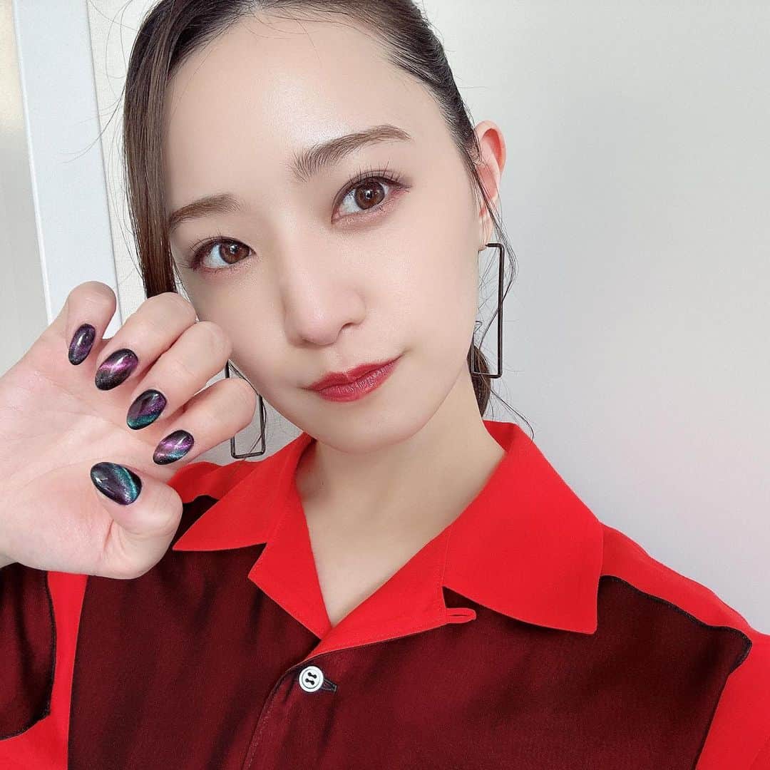 のインスタグラム：「💅  シピー行ってきた！  また黒にしちゃった😳 難しいオーダーしたのに めちゃくちゃイメージ通りにしてもらいました🥰 ありがとうございます！  ずっと指動かして見ちゃう🫣  @chipieee_hime  @chipieee_tokyo  @chipieee_harajuku   ＊やり放題コース  #ネイル #ニュアンスネイル #chipieee #nails #おすすめネイルサロン」