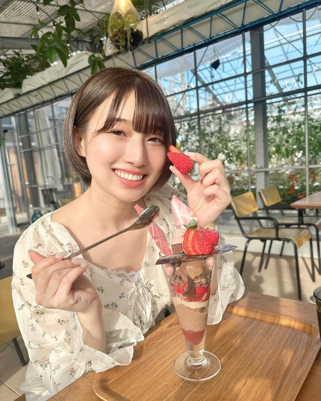 安部若菜さんのインスタグラム写真 - (安部若菜Instagram)「ひとくちあげる🍓  #パフェ#カフェ#ショート#ショートヘア#shein#淡路島#淡路島カフェ#淡路島観光」5月25日 20時05分 - _wakapon_