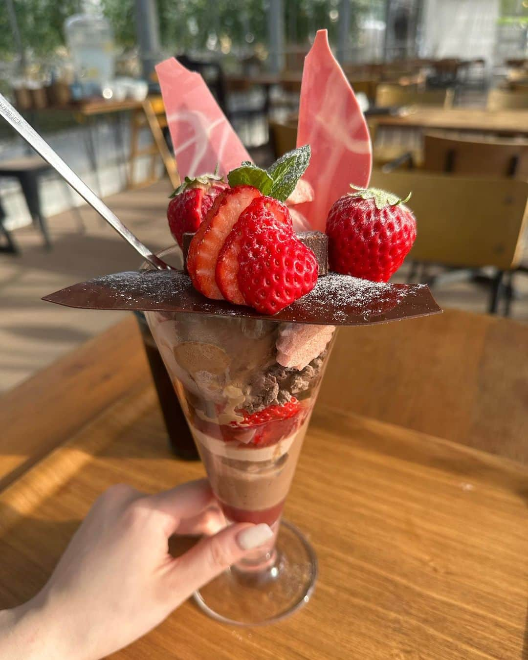 安部若菜さんのインスタグラム写真 - (安部若菜Instagram)「ひとくちあげる🍓  #パフェ#カフェ#ショート#ショートヘア#shein#淡路島#淡路島カフェ#淡路島観光」5月25日 20時05分 - _wakapon_