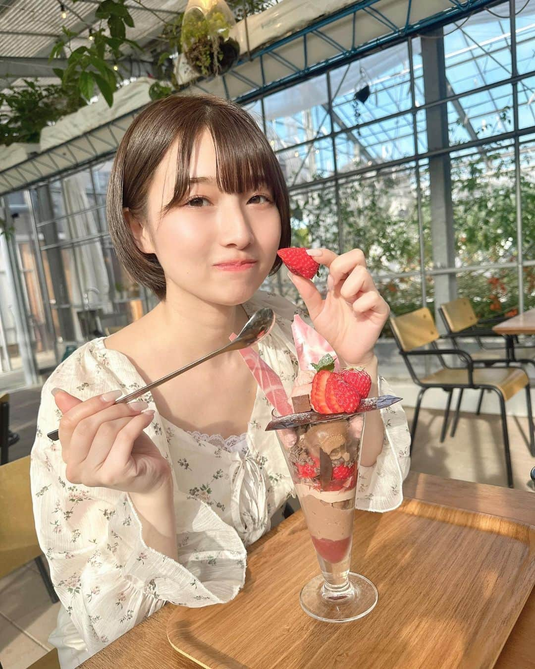 安部若菜さんのインスタグラム写真 - (安部若菜Instagram)「ひとくちあげる🍓  #パフェ#カフェ#ショート#ショートヘア#shein#淡路島#淡路島カフェ#淡路島観光」5月25日 20時05分 - _wakapon_