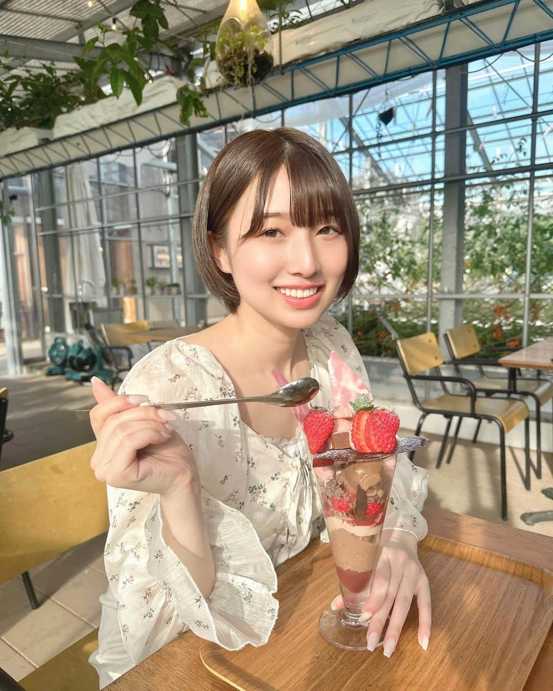 安部若菜さんのインスタグラム写真 - (安部若菜Instagram)「ひとくちあげる🍓  #パフェ#カフェ#ショート#ショートヘア#shein#淡路島#淡路島カフェ#淡路島観光」5月25日 20時05分 - _wakapon_