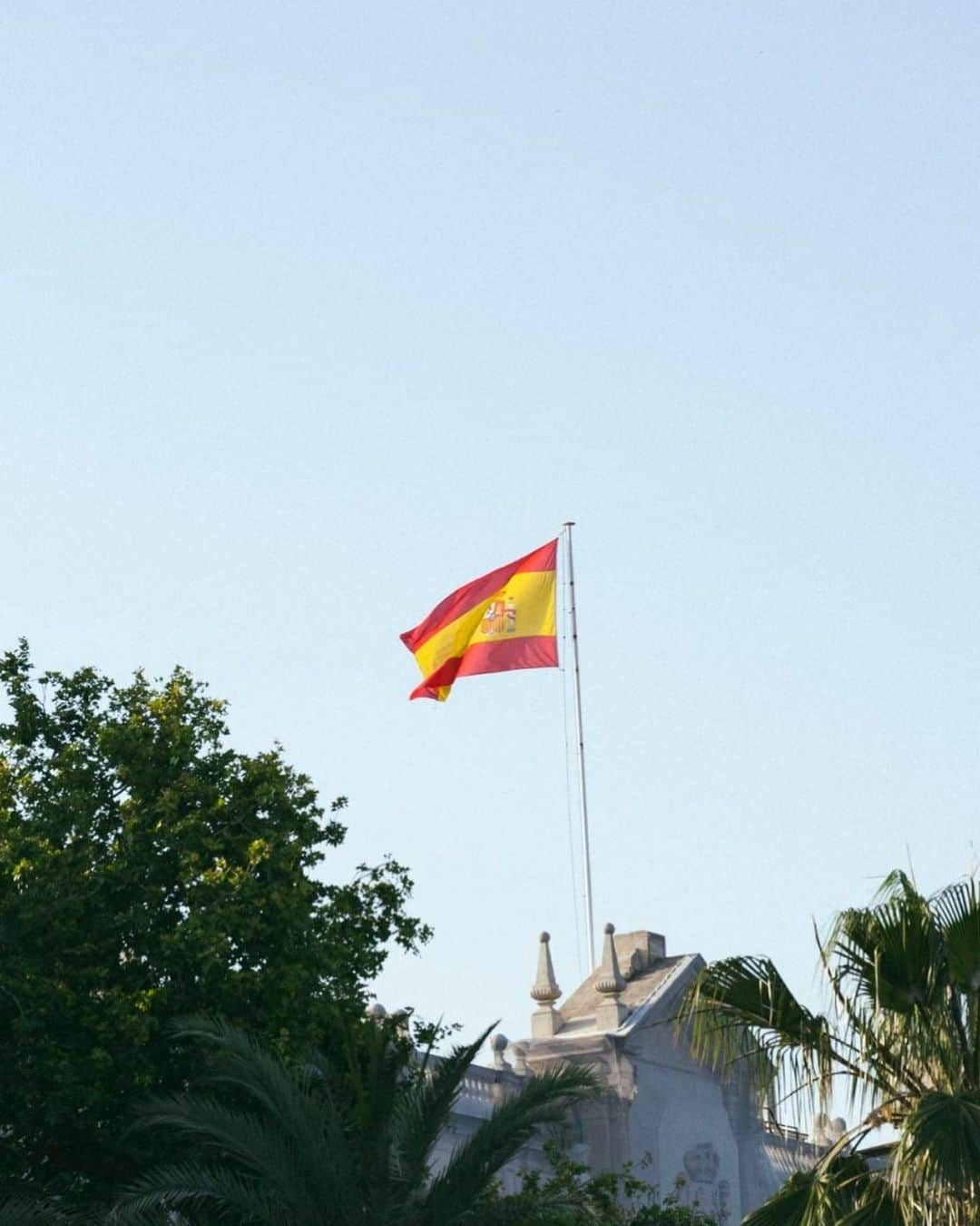 武田祐介のインスタグラム：「Barcelona🇪🇸  Thank you for welcoming us with so much love and so many happy birthdays. I’ll never forget today. It's my precious memory. Please stay well. I hope to see you again.  Muchas gracias!  バルセロナ公演の本番日、38歳の誕生日を迎えました。沢山のお祝いをありがとうございます。故郷日本を離れ遠い地スペインでのハッピーバースデーの合唱、普通に考えたら信じられないような状況で、ただただ感謝しかありません。今の自分をかたち作ってくれている家族、RADWIMPS、友達、仲間全ての人に感謝です。 38歳も頑張ろう。  📷@takeshiyao」