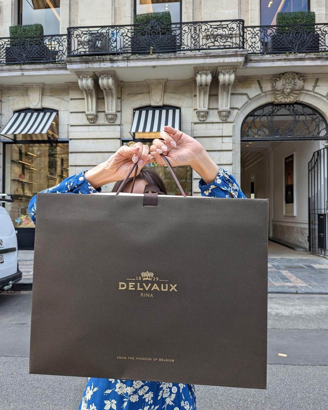 石井里奈さんのインスタグラム写真 - (石井里奈Instagram)「@delvaux 🧳❤️ . ブリュッセルが本店なの🥺💕 そして今回本店へ✨可愛いがとまらない空間。 デルヴォー海外だとだいぶお得に買えるので思い出に本店で買いたいなと思って❤️ そしたら本当にみんな優しくていい人で、着替えさせてくれて笑、写真も撮らせてくれて笑、バッグに名前の刻印まで🥰できる店舗少ないんだとか🫢 . しかも最後にはショッパーにも名前を入れてくれてしかも体験までさせてくれました🤣💕💕 . グリーンと迷ったけど最後はずっと使いたいと思ってベージュに。 ベルギーでの思い出と一緒に大事な宝物が増えました❤️ . #delvaux #デルヴォー #ブリュッセル #ベルギー #brussels #belgium #バッグ #ベルギー旅行 #bag #ブリヨン #brilliant」5月25日 19時57分 - ri7tin1025