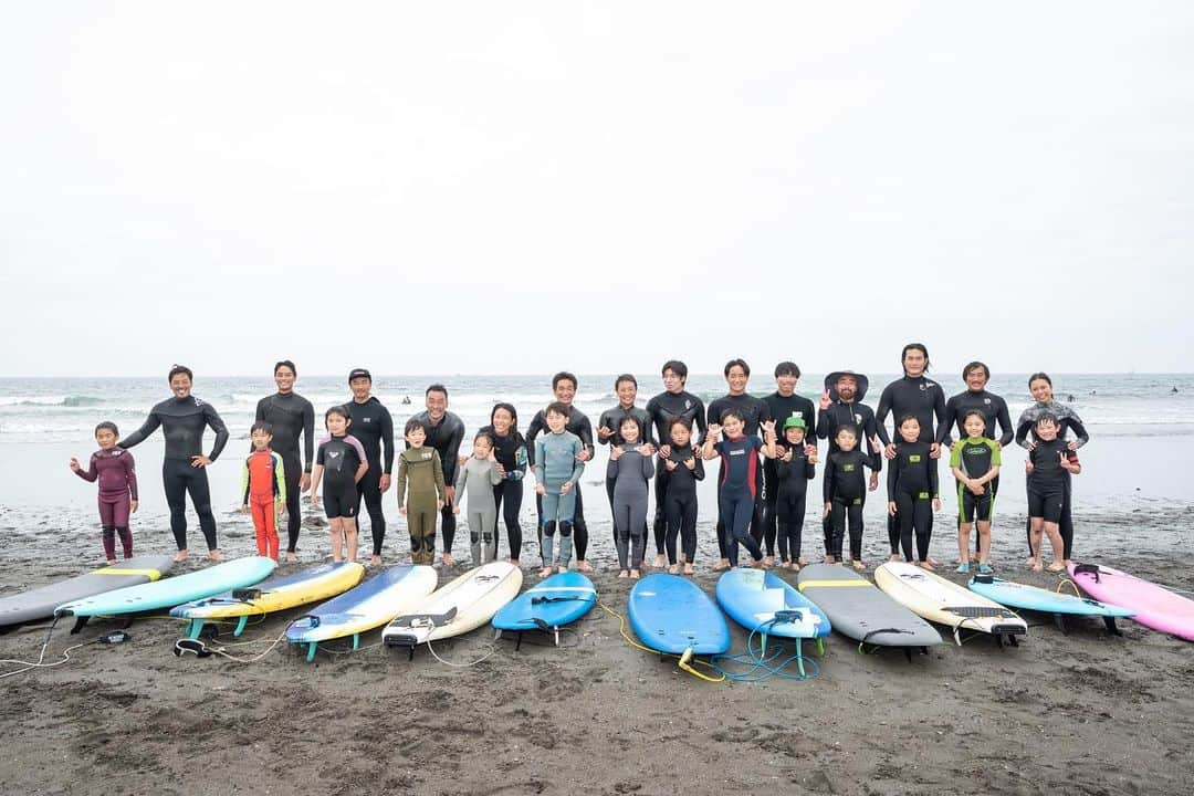 水野亜彩子さんのインスタグラム写真 - (水野亜彩子Instagram)「. @thesurffestival で行われた キッズサーフィンスクール🏄✨  波に乗ることが楽しい❗️ そんな純粋な気持ちを思い出させてくれる キッズスクールは自分の中でも大切なひととき💎✨ そんな時間をみんなで一緒に共有する事が出来て最高でした❣️  今回をきっかけにサーフィンを始めてくれる子が増えたり、海を大好きになってくれるきっかけとなっていたら嬉しいです🫶🌟  #surfing #サーフィン #キッズサーフィンスクール」5月25日 19時57分 - asakomizuno