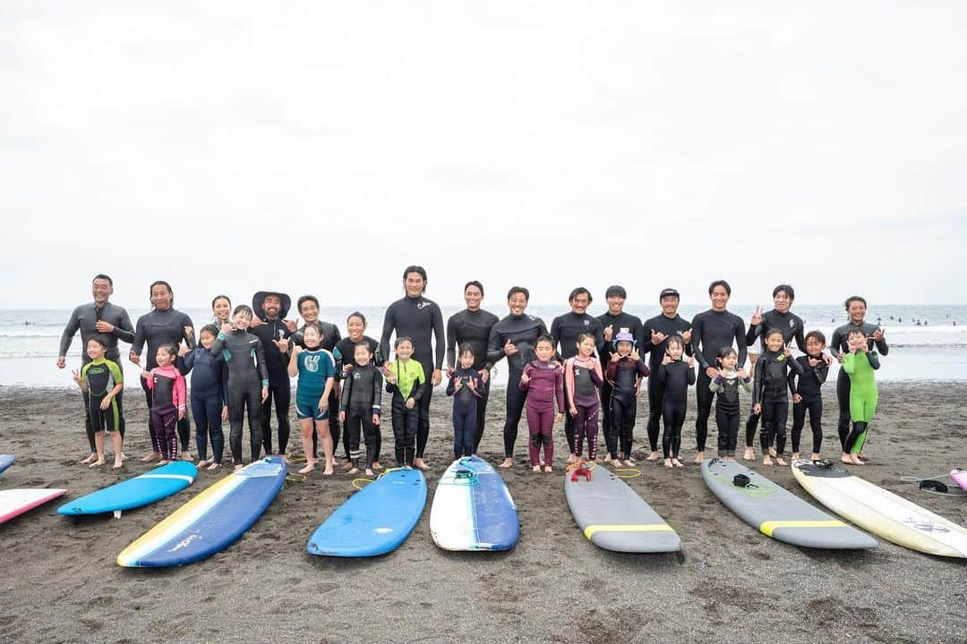 水野亜彩子さんのインスタグラム写真 - (水野亜彩子Instagram)「. @thesurffestival で行われた キッズサーフィンスクール🏄✨  波に乗ることが楽しい❗️ そんな純粋な気持ちを思い出させてくれる キッズスクールは自分の中でも大切なひととき💎✨ そんな時間をみんなで一緒に共有する事が出来て最高でした❣️  今回をきっかけにサーフィンを始めてくれる子が増えたり、海を大好きになってくれるきっかけとなっていたら嬉しいです🫶🌟  #surfing #サーフィン #キッズサーフィンスクール」5月25日 19時57分 - asakomizuno