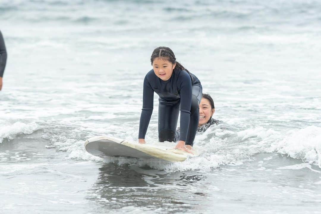 水野亜彩子さんのインスタグラム写真 - (水野亜彩子Instagram)「. @thesurffestival で行われた キッズサーフィンスクール🏄✨  波に乗ることが楽しい❗️ そんな純粋な気持ちを思い出させてくれる キッズスクールは自分の中でも大切なひととき💎✨ そんな時間をみんなで一緒に共有する事が出来て最高でした❣️  今回をきっかけにサーフィンを始めてくれる子が増えたり、海を大好きになってくれるきっかけとなっていたら嬉しいです🫶🌟  #surfing #サーフィン #キッズサーフィンスクール」5月25日 19時57分 - asakomizuno