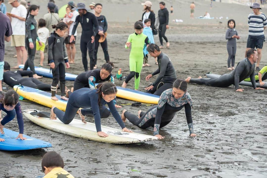 水野亜彩子さんのインスタグラム写真 - (水野亜彩子Instagram)「. @thesurffestival で行われた キッズサーフィンスクール🏄✨  波に乗ることが楽しい❗️ そんな純粋な気持ちを思い出させてくれる キッズスクールは自分の中でも大切なひととき💎✨ そんな時間をみんなで一緒に共有する事が出来て最高でした❣️  今回をきっかけにサーフィンを始めてくれる子が増えたり、海を大好きになってくれるきっかけとなっていたら嬉しいです🫶🌟  #surfing #サーフィン #キッズサーフィンスクール」5月25日 19時57分 - asakomizuno