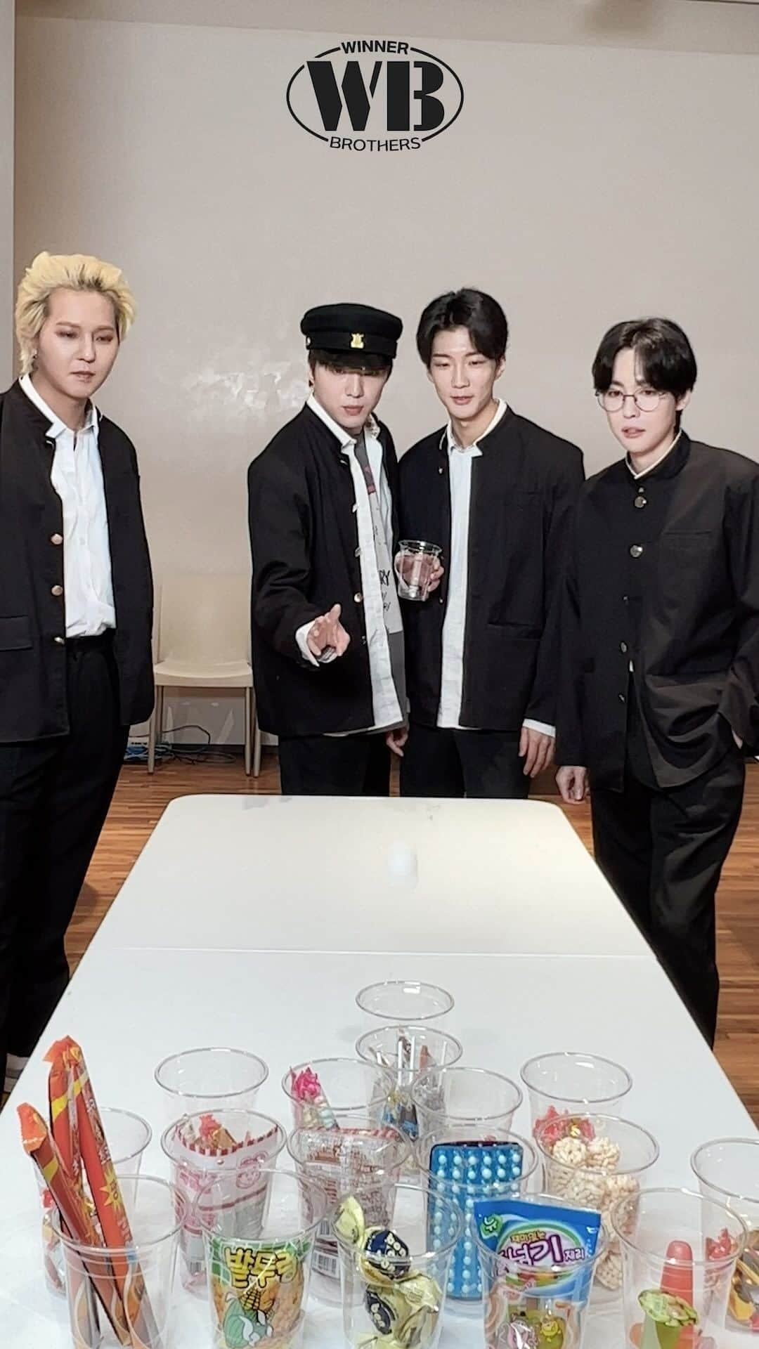 WINNERのインスタグラム：「추억의 과자 걸고 핑퐁 챌린지🏓 #WINNER_BROTHERS  EVERY TUESDAY 8PM (KST)  #위너브라더스 #WINNER #위너」