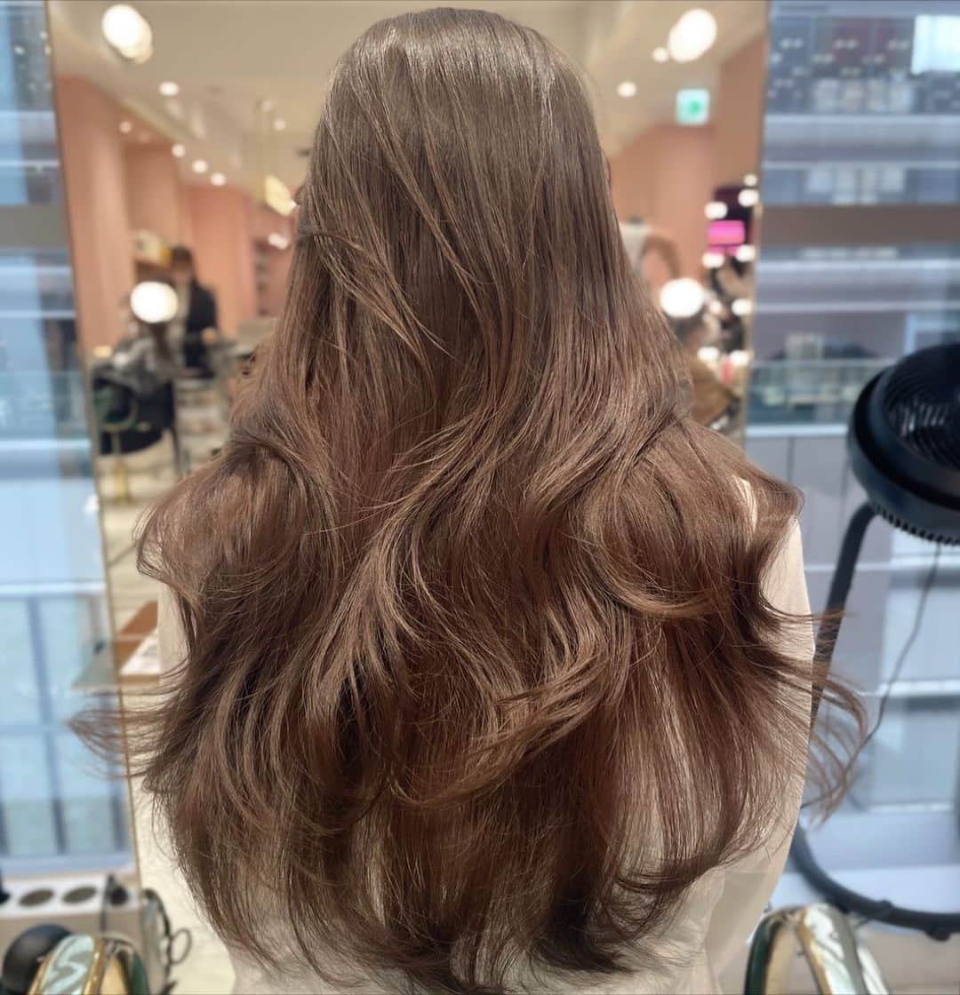 原涼香のインスタグラム：「大人気𝙗𝙚𝙞𝙜𝙚 🤎ブリーチなし明るめカラー🎀 ㅤㅤㅤㅤㅤㅤㅤㅤㅤㅤㅤㅤㅤ カラーのみで明るめを続けると 透明感がすごくでます✨ 一回で明るめ希望の方はWケアカラーがオススメです🫶🏻 ㅤㅤㅤㅤㅤㅤㅤㅤㅤㅤㅤㅤㅤ menu... ●カット ●プレミアムケアカラー(or Wケアカラー) ●バイカルテトリートメント ㅤㅤㅤㅤㅤㅤㅤㅤㅤㅤㅤㅤㅤ 是非お任せください🤍 ㅤㅤㅤㅤㅤㅤㅤㅤㅤㅤㅤㅤㅤ  #SHIMA #韓国ヘア#韓国スタイル#海外ヘア#レイヤーカット#ワンホンヘア#ワンホン#ブリーチカラー#網紅#初カラー#ハイトーン#暗髪#ベージュカラー#ラベンダーカラー#グレージュ#オリーブカラー#透明感カラー#銀座美容院#銀座美容室#美容師#美容学生#시스루뱅#레이어드컷#hairstyle#y2k#fasion#color#layered#beige#メイク」