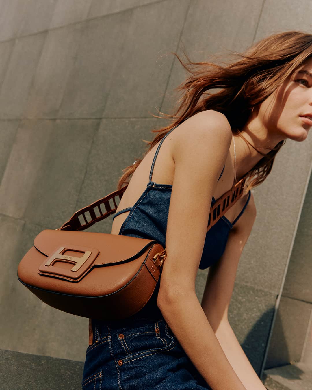のインスタグラム：「Simplicity reigns #HOGAN #SS23 H-Bag⁣ More at HOGAN.COM · tap the link in bio」