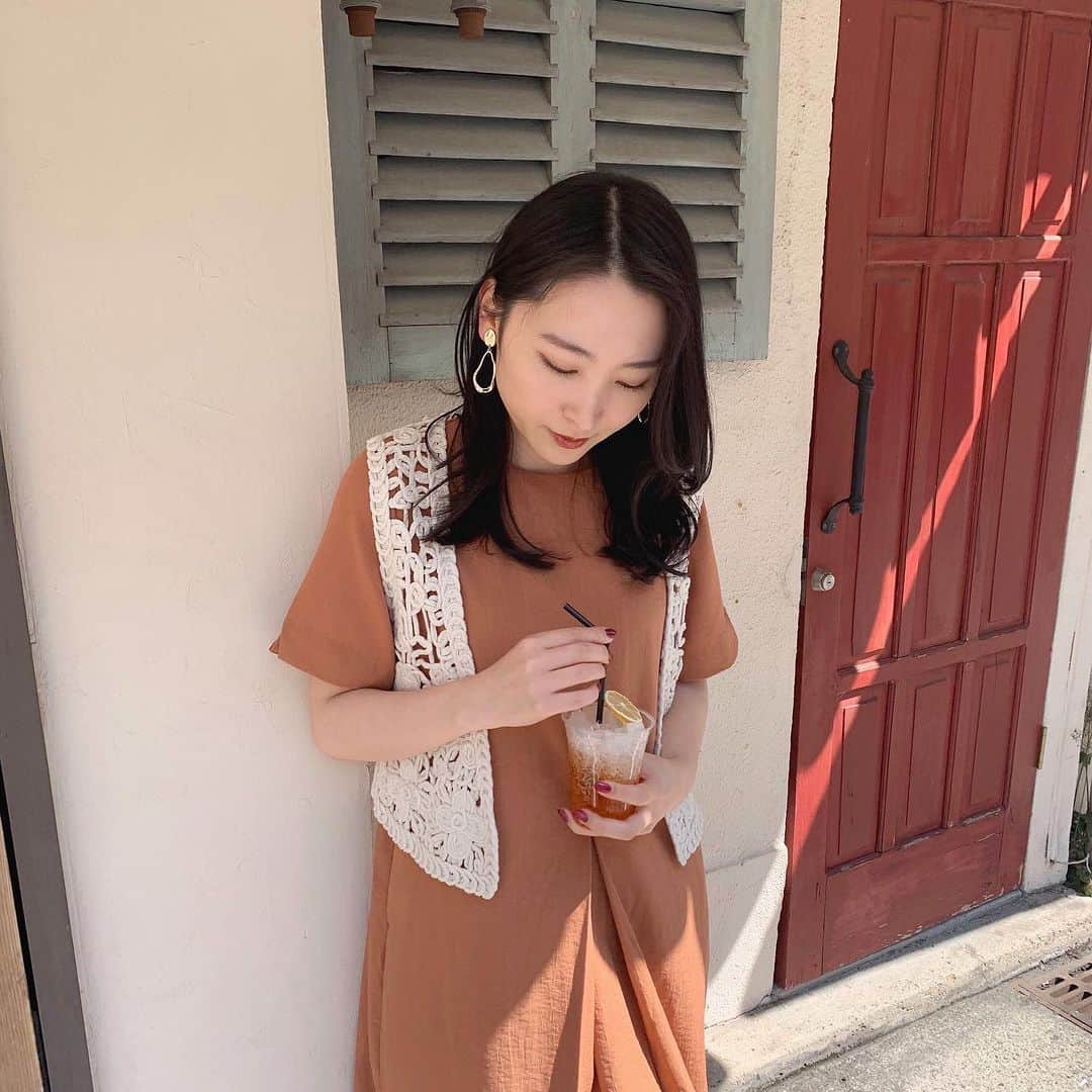のインスタグラム：「. ＼ staff coordinate📷 ／  爽やかなオレンジ色のワンピとベストを使った staffの夏コーデをご紹介🍊  クロシェ風に仕立てられたテープヤーンベストが カラーワンピに映える✨  ・リネンタッチ フロントタックワンピース 🔎2300052 ¥5,390 ・クロシェ風テープヤーン トッパーベスト 🔎2300093 ¥3,990 着用staff 身長162cm」