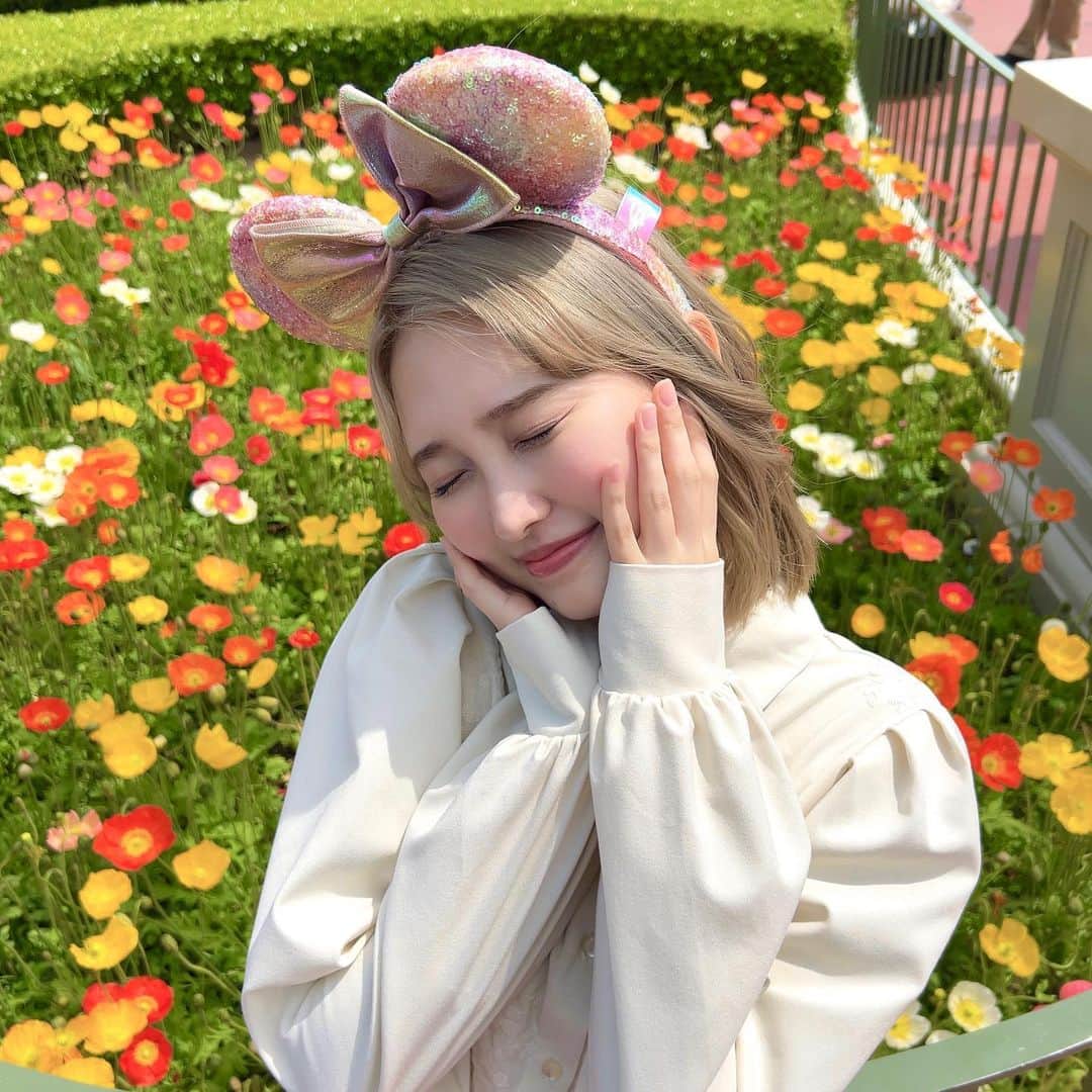 前川歌音のインスタグラム：「この日は眩しすぎて目の開いてる写真がないです！ すっごくいい天気だった☀️ 40周年のカチューシャをつけて🌼 久しぶりのランドでした〜  #ディズニーランド40周年」
