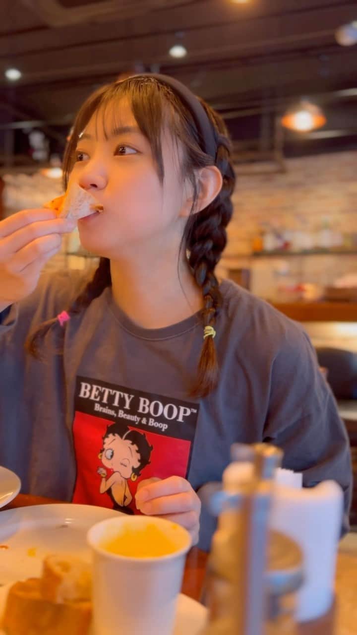 のインスタグラム：「最近食べすぎて二重顎爆誕しました👾👾👾」