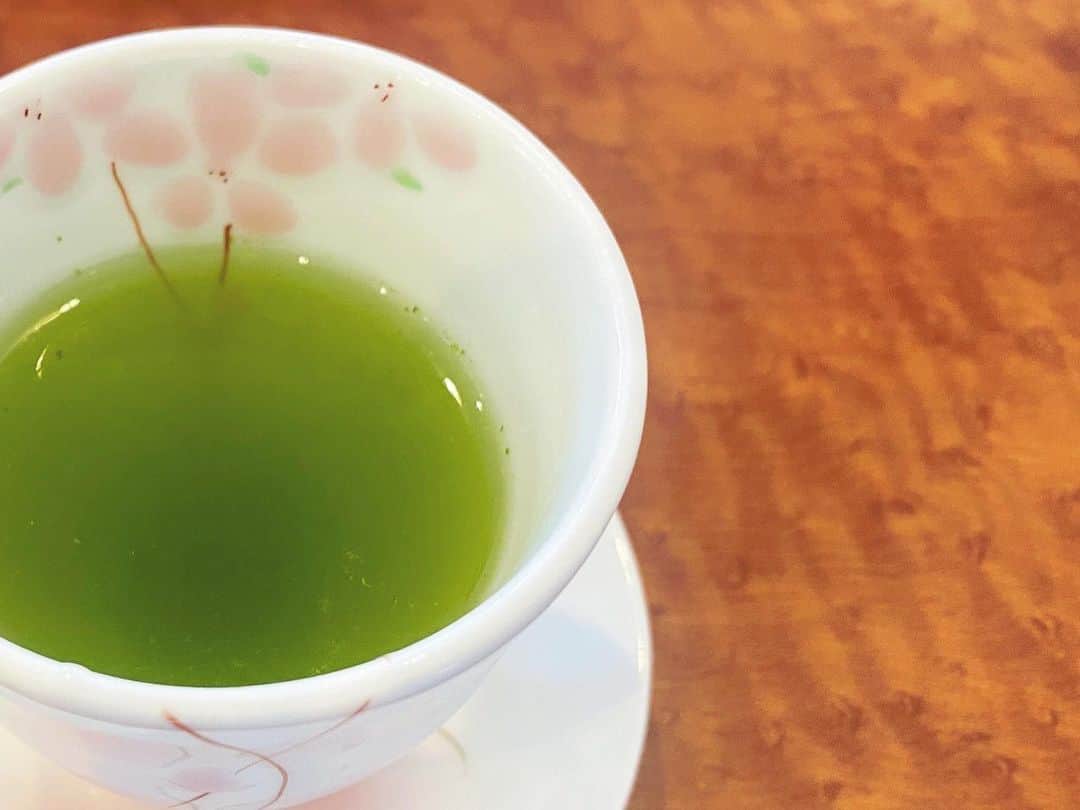 内村麻美さんのインスタグラム写真 - (内村麻美Instagram)「. . 【牛島製茶】 和cafe leaf heart筑後けやき通り店🍵 . 新茶のこの時期にだけ食べられる 煎茶のブランマンジェ×ゼリー🌿✨ 美しくて、美味しくて、、、 ロケのあとも忘れられなくて 来ちゃいました❤︎幸せでした❤︎ . ここは、お茶っ葉の種類もたくさんで お茶に合うお菓子もいろいろあって お茶好きには、たまらない店舗です♪ . #牛島製茶 #牛島製茶和cafeleafheart  #煎茶スイーツ #新茶スイーツ #緑茶スイーツ」5月25日 20時01分 - asami___05