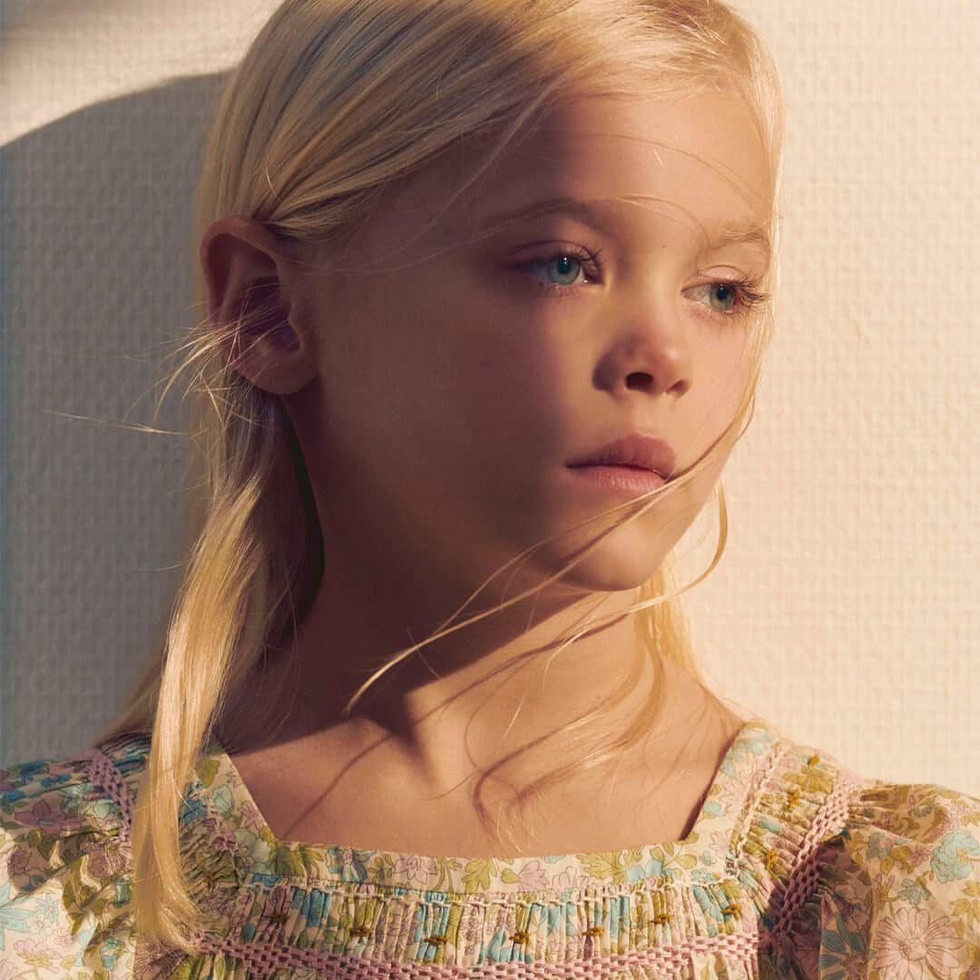 bonpointのインスタグラム：「Bonpoint SS23 | Golden hour. ​ Daydreaming of warm sand, waves, tanned skin and the summer sun. ​ The hand-embroidered details of this Liberty dress continue to showcase craftmanship preserved in our Madagascar ateliers. ​  📷 @Denis.Boulze ​  #Bonpoint #BonpointSS23」