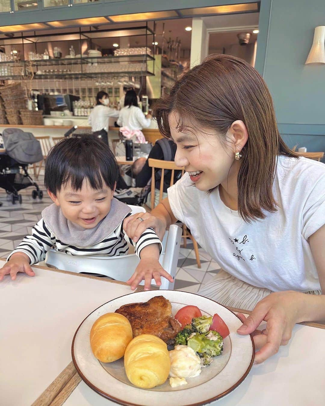 畑有里紗さんのインスタグラム写真 - (畑有里紗Instagram)「いつもご飯食べた後でも 私のご飯狙ってくる食いしん坊やな息子🤭♡  友達が自然な写真撮ってくれて嬉しい📷  ここは子連れにも優しいし ご飯も美味しいので気に入ってるお店🥰 広いからベビーカー入店もokだし ストッケもあるよ🪑◎  @sho_arii.family  #子連れランチ#息子#男の子ベビー#男の子ママ#となのいる生活#子連れに優しいお店#子連れに優しいお店#スーホルムカフェ#スーホルムカフェアンドダイニング#グランフロント大阪」5月25日 20時02分 - arii_m36