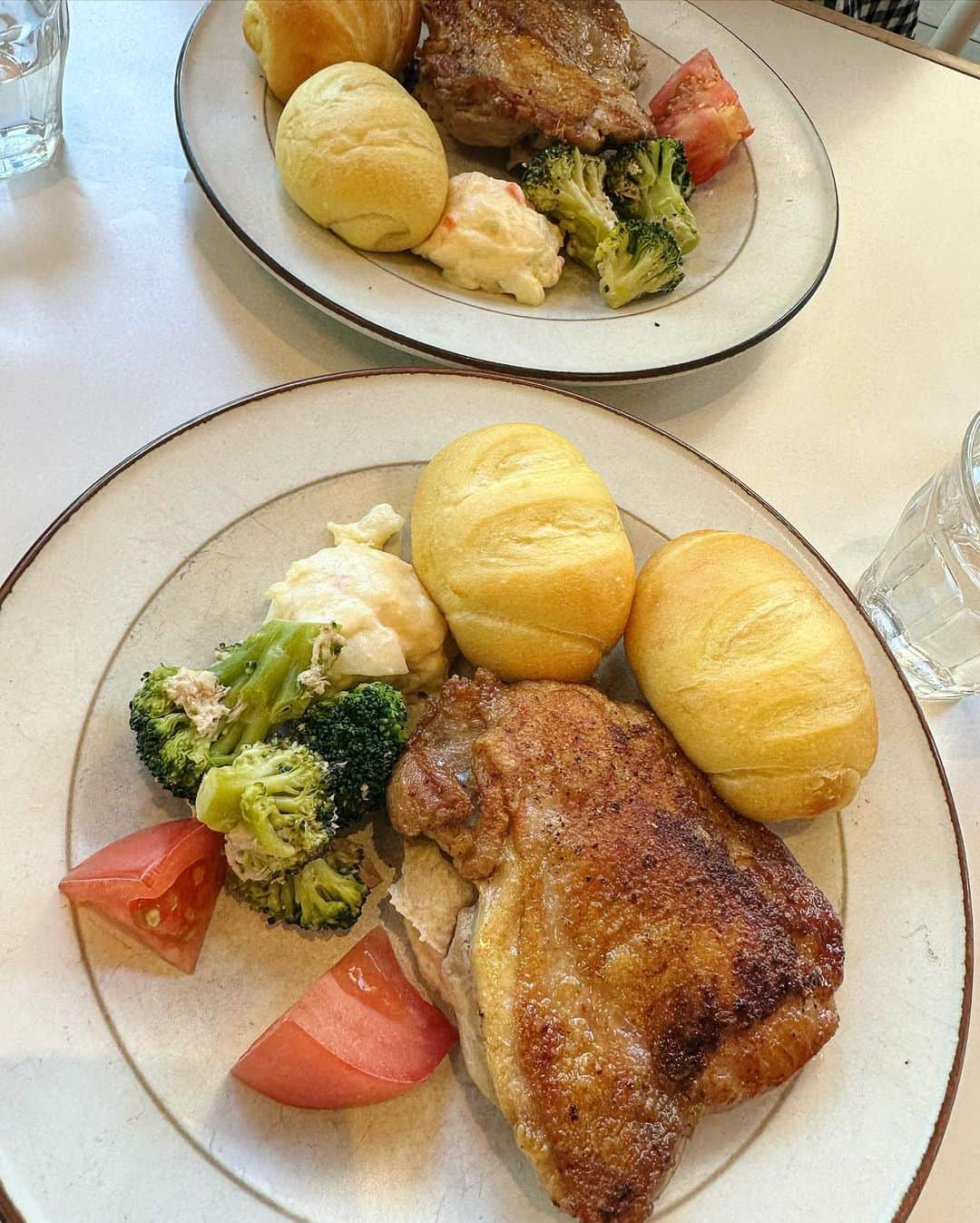 畑有里紗さんのインスタグラム写真 - (畑有里紗Instagram)「いつもご飯食べた後でも 私のご飯狙ってくる食いしん坊やな息子🤭♡  友達が自然な写真撮ってくれて嬉しい📷  ここは子連れにも優しいし ご飯も美味しいので気に入ってるお店🥰 広いからベビーカー入店もokだし ストッケもあるよ🪑◎  @sho_arii.family  #子連れランチ#息子#男の子ベビー#男の子ママ#となのいる生活#子連れに優しいお店#子連れに優しいお店#スーホルムカフェ#スーホルムカフェアンドダイニング#グランフロント大阪」5月25日 20時02分 - arii_m36