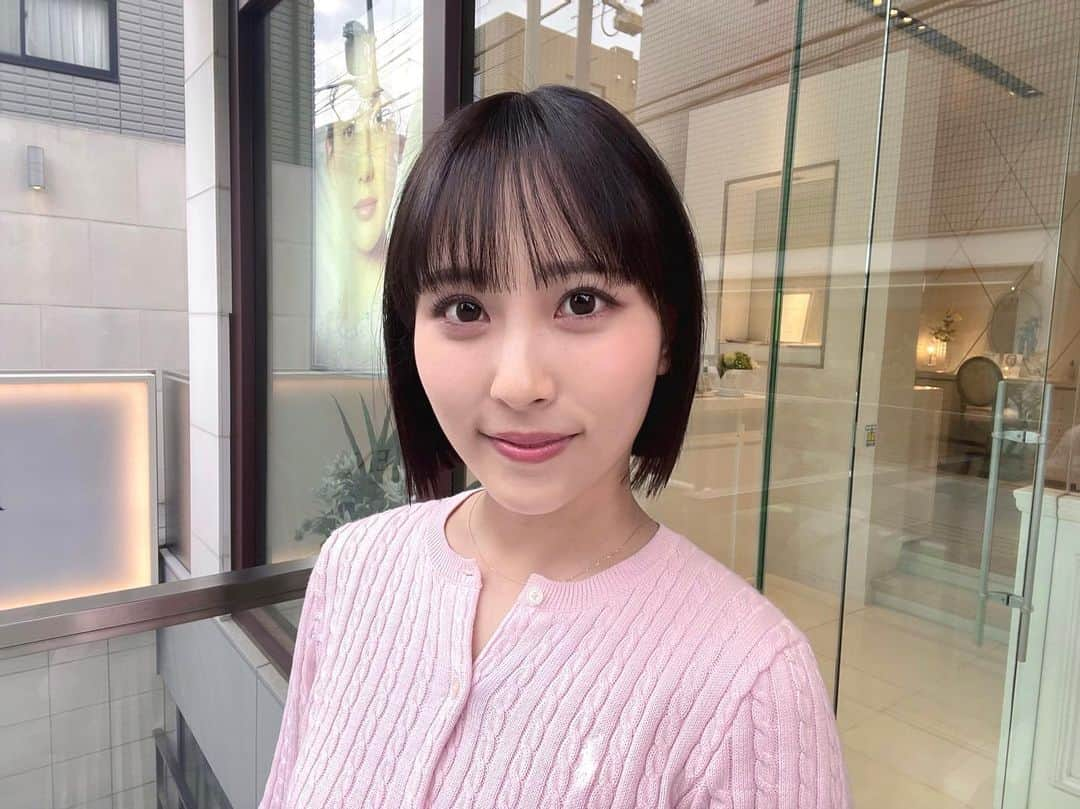 森田真理華さんのインスタグラム写真 - (森田真理華Instagram)「ただいまボブ  最近忘れ物が多くて、 大事な日傘を出先に置いてきて、 家にある古い日傘使ったんだけど その傘は開いたら閉じない傘だった☂️ どうするの！  #だから使ってないのか #閉じてたってことは #閉じるんです #そのせいで電車乗り遅れた #止まない雨はない #閉じない傘もない #てか捨てなヨォ〜  #切りっぱなしボブ#ボブ #切りっぱなし #タッセルボブ #タッセルカット #ラベンダーアッシュ #ラベンダーカラー #アッシュカラー#美容院 #celena#美容室 #表参道 #表参道celena#表参道セレナ #ミニボブ#シースルーバング」5月25日 20時02分 - marika__morita