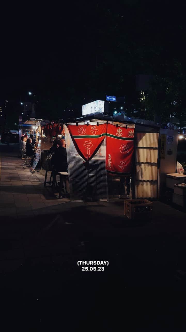 Kaiのインスタグラム：「Fukuoka night feelings   These “Yatai” are mobile food/bar stalls which only stands on the street at night. This type of stall is only allowed in Fukuoka, because of its history. Each of these stalls have different designs and themes and I like to hop Yatai to Yatai through the night.  #fukuoka #yatai #japan #屋台」