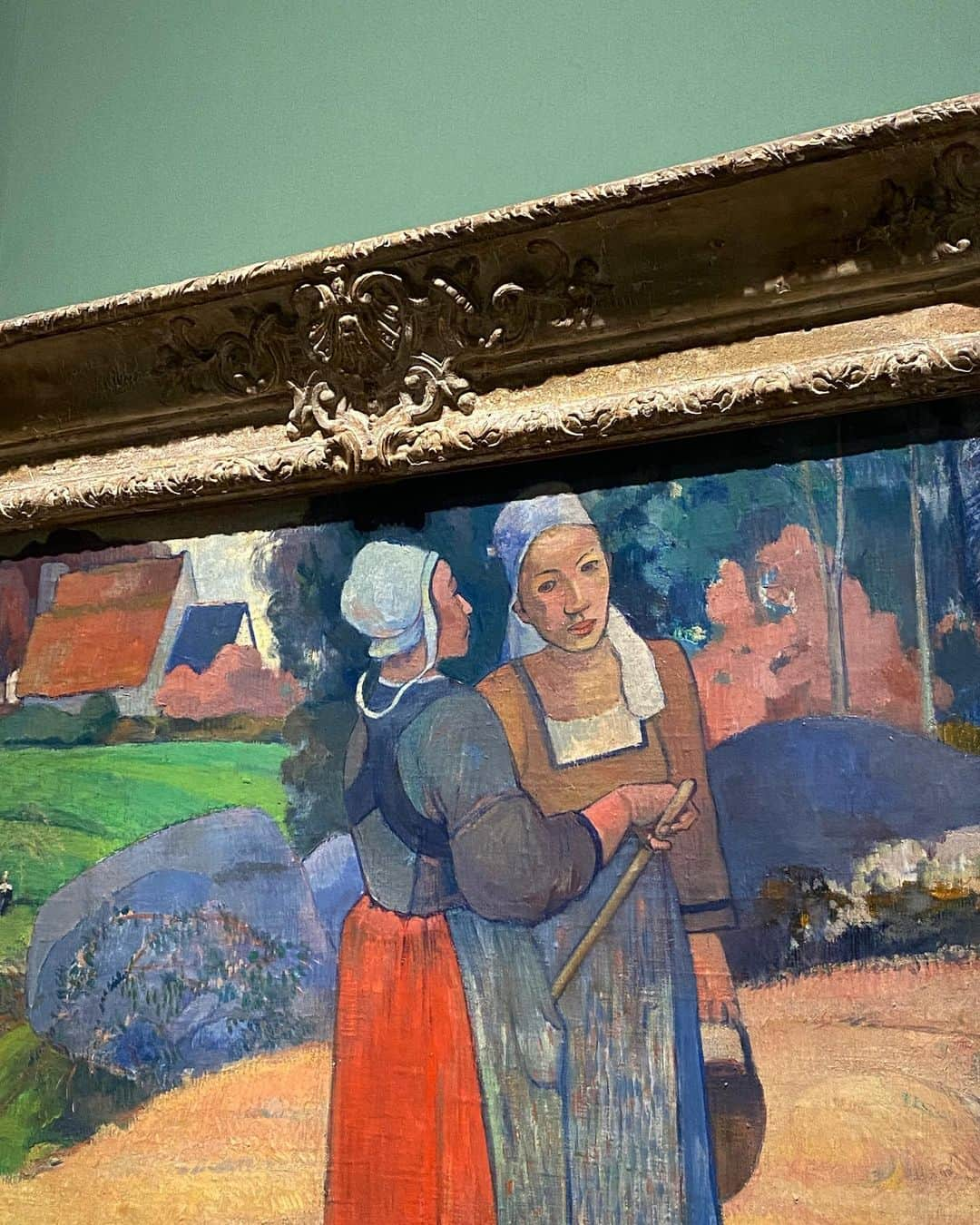 浅見姫香さんのインスタグラム写真 - (浅見姫香Instagram)「Brittany in northwestern France. Towards the end of the 19th century, there were many painters who painted on the subject of Brittany.National costumes, cliffs, light, yin and yang, religion.Brittany drawn through the eyes of painters is different.What left an impression on me was landscape painter André Dauché's "Landscapes of Brittany". He loved trees so much that he once said, "The trees are so beautiful, they are just like humans. We paint their portraits." I was healed by the trees and leaves swaying in the wind from the café terrace of the museum.  フランス北西部に位置するブルターニュ。 19世紀後半にかけて、ブルターニュをテーマに絵を描いた画家達が多くいた。民族衣装、崖、光、陰陽、宗教。画家達の目を通して描かれたブルターニュは、それぞれ違う。私が印象に残ったのは、風景画家、アンドレ・ドーシェの「ブルターニュの風景」。 「かくも美しい木々、それはかくも人間的である。我々はその肖像を描くのだ。」と言葉を残すほど、彼は樹木が好きだった。 美術館のカフェテラスから眺めた、風に揺れる木々や葉に癒された日。」5月25日 20時14分 - himeka_asami_official