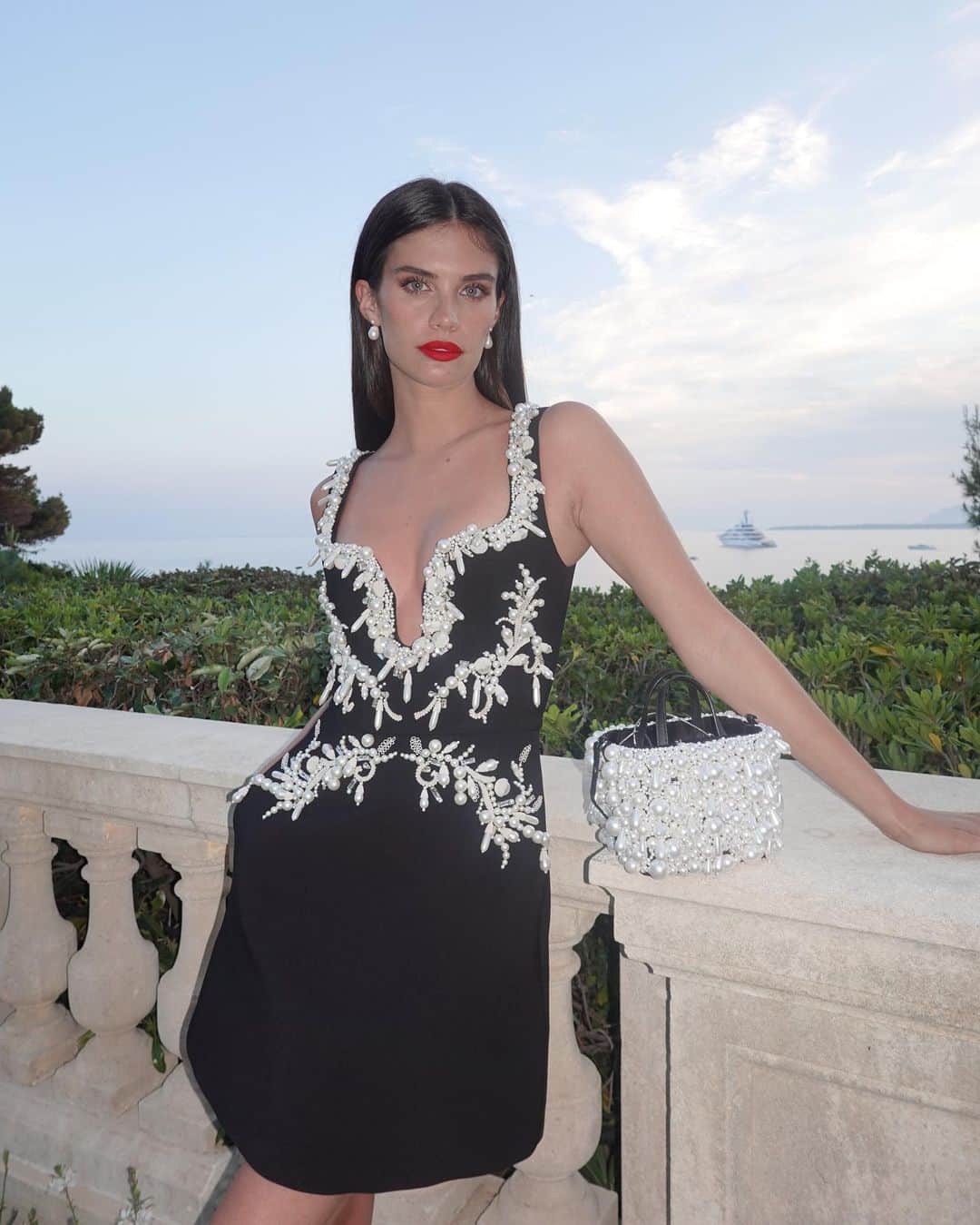 サラ・サンパイオのインスタグラム：「It was a pearl kind of night 😍  Wearing @carolinaherrera」
