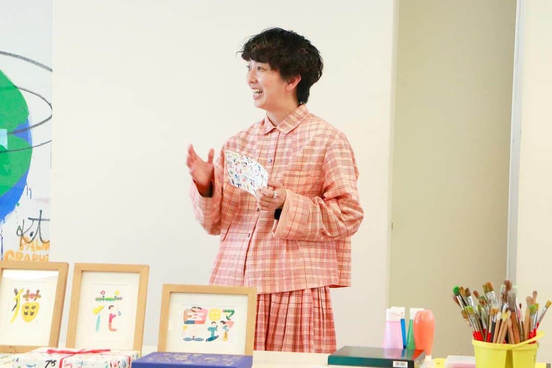 Boojilのインスタグラム：「🎨かぞくのアトリエ、ONLY ONE NAME ネームアート、ワークショップ🎨  先日、渋谷区こども•親子センター"かぞくのアトリエ"にて、こどもたちに向けた、自身の名前の由来と意味と向き合い、名前をアート作品に仕上げるワークショップを開催しました。  ご参加くださったこどもたちに親御さんから直接名前の由来を伝えてもらい、そこから自分の名前と自身に向き合い、名前のもつ意味からイメージするモチーフや、自身の好きなことにフォーカスしてデザインをしてもらいました。 か  やっぱりこどもたちの自由な発想に勝るものはありません。わたし自身もたくさん刺激をいただきました！  そしてご両親から直接お子様に、名前の意味に込められた願いや愛されている想いをワークショップを通じて、お伝えできることに大変やりがいを感じています。  ONLY ONE NAMEの活動のひとつにワークショップが加わり、また新たな地域で素敵な名前をもつみなさんと出逢う機会を楽しみにしています。  かぞくのアトリエ、およびご参加くださったみなさま、ありがとうございました！ @kazoku_no_atelier   💌ワークショップに関してのお問い合わせはHPよりご連絡ください。」