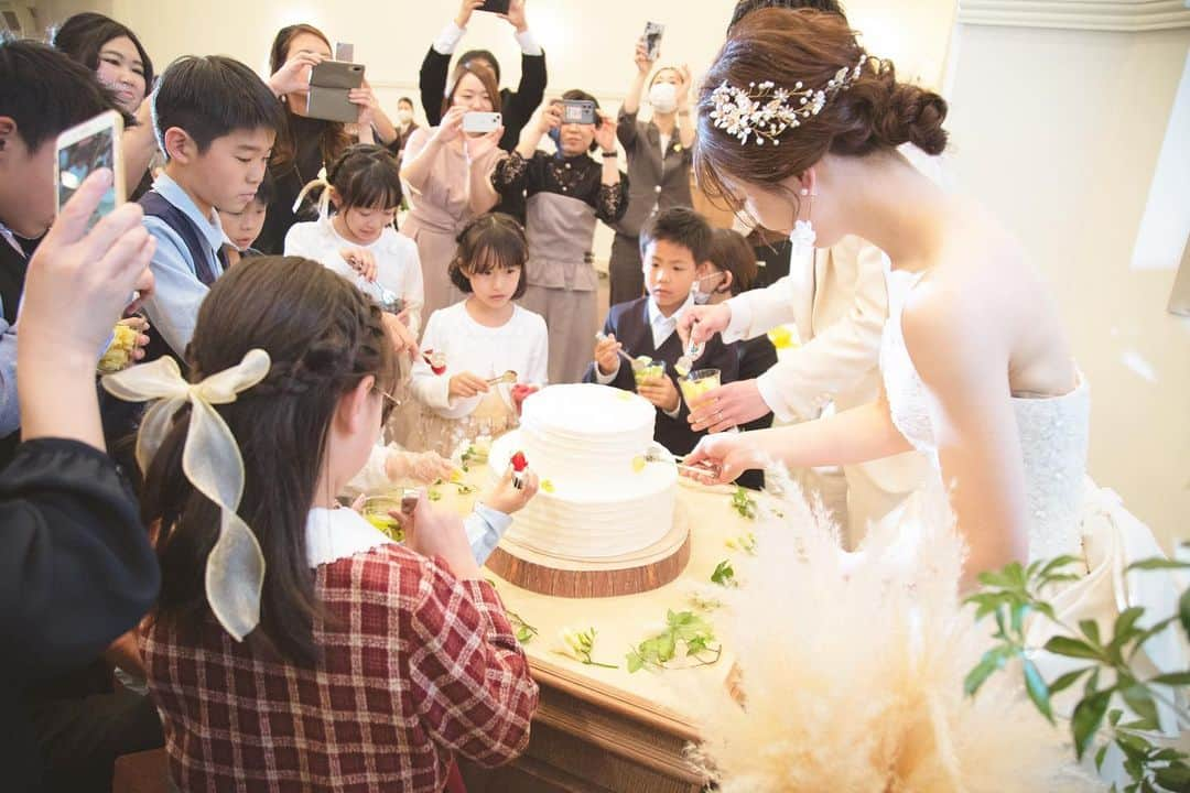 モアフィール宇都宮プライベートガーデンのインスタグラム：「#ケーキ完成セレモニー  お子様たちにケーキをトッピングしてもらう、ゲスト参加型のケーキセレモニー！  大人の方々も注目の中、 素敵に飾りつけしてくれました♪  ------------------------------------------ 他にも新郎新婦様のリアルなお声や こだわりポイントなどを 公式HPにて掲載しております！  モアフィールのトップページより ご覧くださいませ♪ @morefeel_weddeing ------------------------------------------  #プレ花嫁#結婚式#日本中のプレ花嫁さんと繋がりたい#結婚式準備#ウェディング#卒花嫁#結婚式場#ブライダル#花嫁#全国のプレ花嫁さんと繋がりたい#ウエディング#結婚#ブライダルフェア#結婚準備#wedding#写真好きな人と繋がりたい#ウェディングドレス#ドレス#タキシード#フィオーレビアンカ#fiorebianca#ウェディングケーキ#ウェディングケーキデザイン#フォト#栃木結婚式場#宇都宮式場#栃木式場#宇都宮結婚式場#モアフィール」