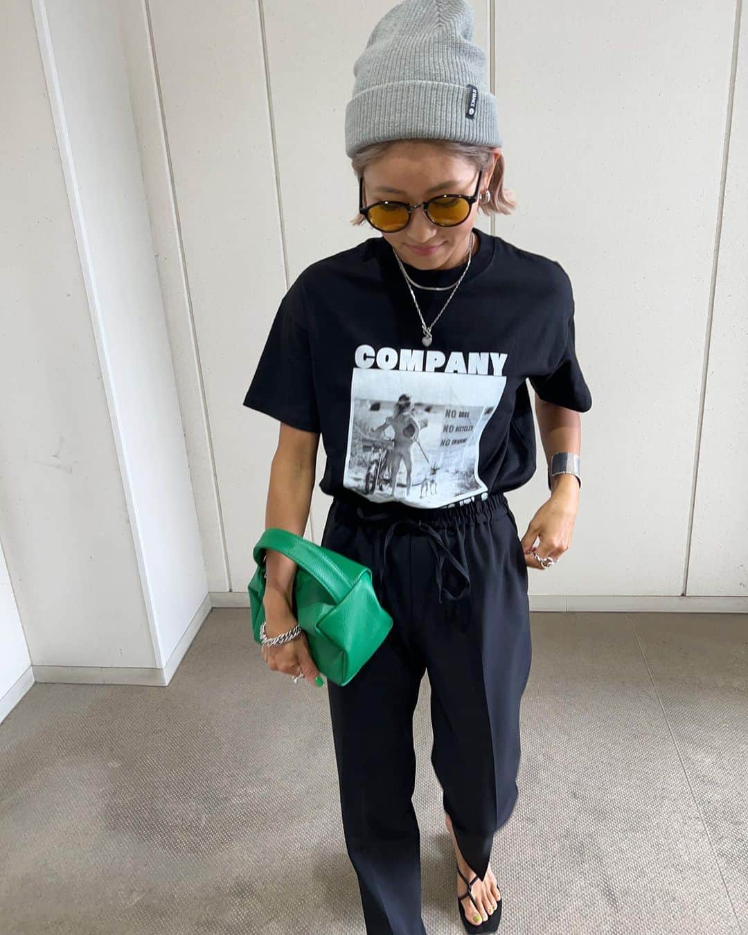 annaのインスタグラム：「.  今日は少し肌寒かったね🥶 @emooooose のTシャツ可愛い🖤  tops ⋆ @emooooose  pants ⋆ @garageofgoodclothing_official  bag ⋆ @wc__official  shoes ⋆ @canaljean  cap ⋆ @stanceofficial   #春夏コーデ#春コーデ#ビーニー#ビーニー女子#モノトーンコーデ#ブラックコーデ#ニット帽#テーパードパンツ#Tシャツコーデ#Tシャツ#プリントtシャツ#カジュアルコーデ#カジュアル#158cmコーデ#骨ナチュラル#きょこ」