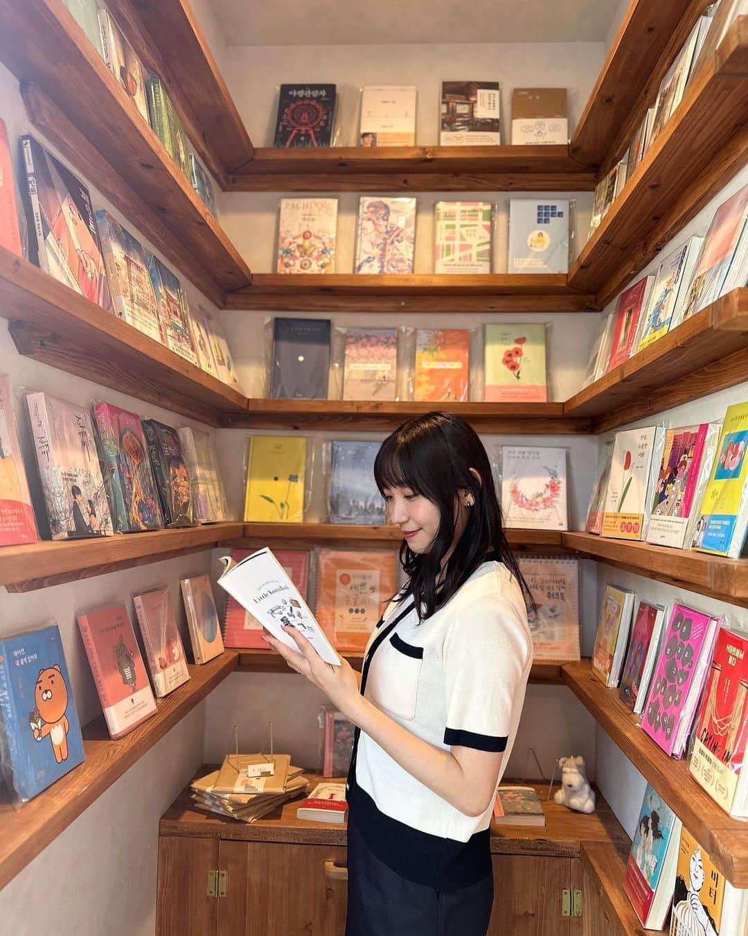 小林茉里奈さんのインスタグラム写真 - (小林茉里奈Instagram)「📕 昨日のまいさんとのARNEインスタライブは渡辺通りの韓国カフェ「neshigan(ネシガン)」さんにお邪魔しました☕️  雑貨スペースもあって、オシャレ可愛い店内💕  #クロッフル 🥐もサックサクでおいしすぎました🤤💓  ちなみに @arne_fukuoka からインスタライブのアーカイブも見られるのでぜひ…♡  #arne #ネシガン #neshigan #내시간 #韓国カフェ #福岡カフェ  #fbs #福岡放送 #アナウンサー #小林茉里奈」5月25日 20時14分 - marina_k224