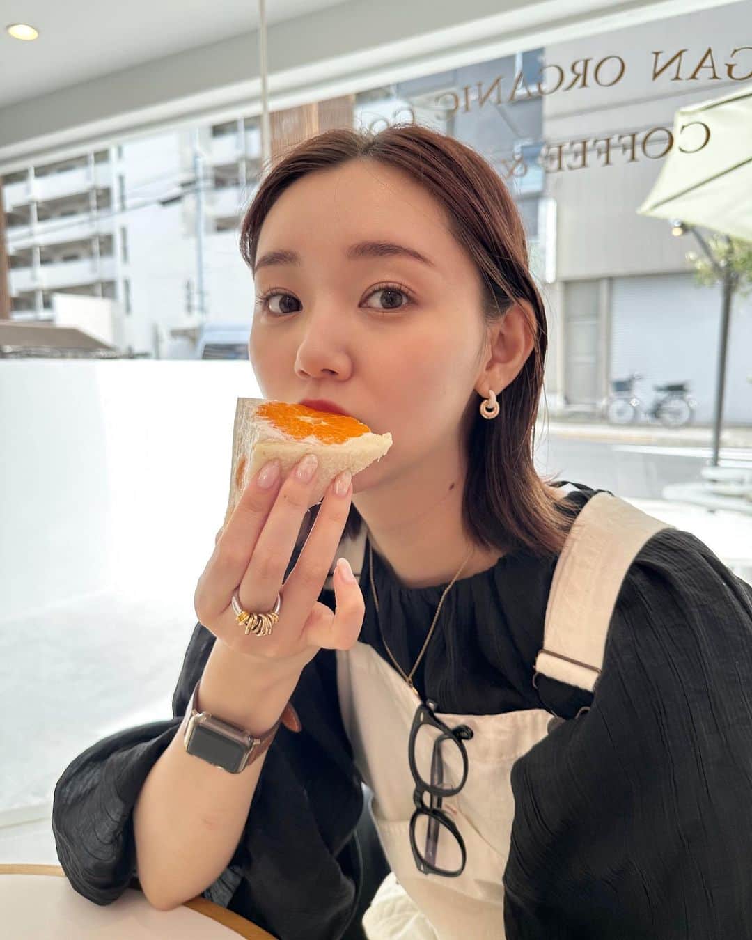 のインスタグラム：「インスタライブありがとうございました♡ ライブ内で紹介した明日発売のトップス、今日着てたよーっ✨  また明日詳しく載せますね☺︎ PS..新しいカラコン入れてみたっ！顔の雰囲気変わるー！」