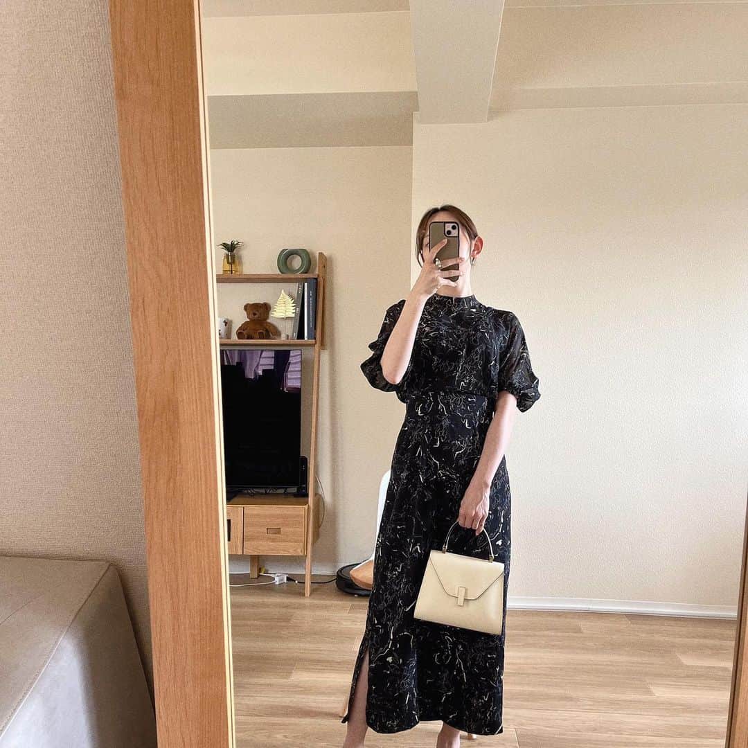 のインスタグラム：「new🌿 ㅤㅤㅤㅤㅤㅤㅤㅤㅤㅤㅤㅤㅤ 1枚で品があり着映えする フラワーパターンカシュクールワンピース。 私はブラックのSサイズ🖤 @lagunamoon_com  スカートがlラインなのですっきりしたシルエット。 後ろの紐を調節すると、少し肩が見えるデザインになるところもお気に入り☺️ めちゃくちゃ可愛くて色違いでも欲しくなっている…！！ ㅤㅤㅤㅤㅤㅤㅤㅤㅤㅤㅤㅤㅤ #ootd#ootdfashion#lagunamoon #lagunamoon_dress#bag#valextra」