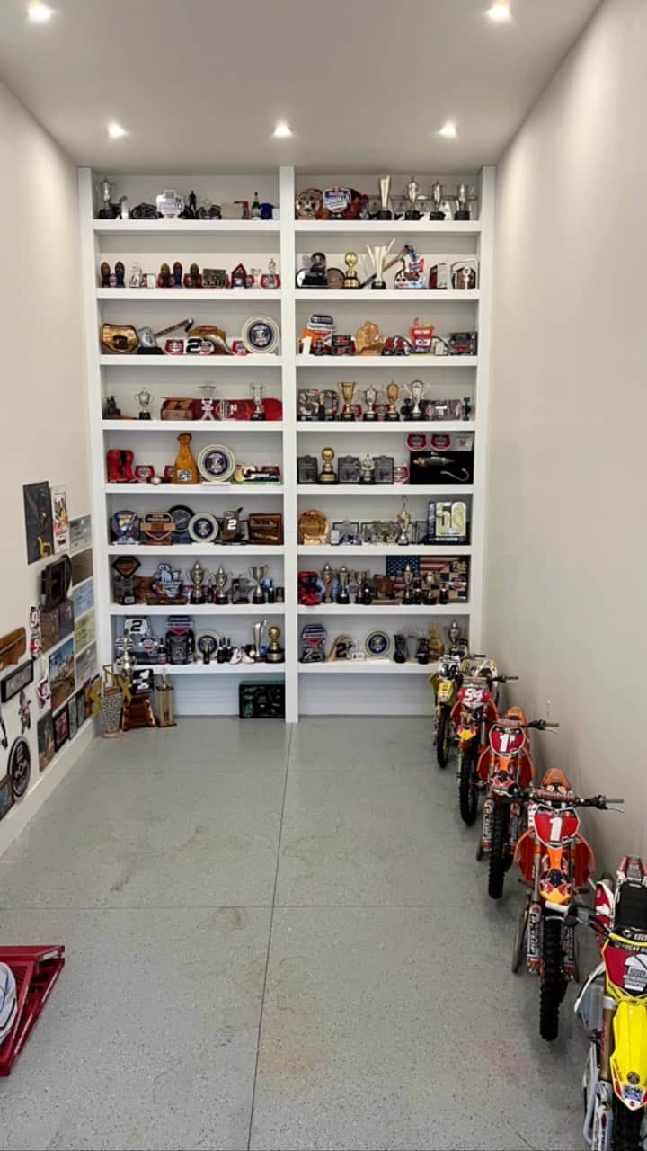 ケン・ロックゼンのインスタグラム：「We have been getting my shop dialed in. This is pretty much almost every trophy from US 2011 -2023 I have some more in the house and on the walls.  Always room for more 😜  @courtneyroczen」