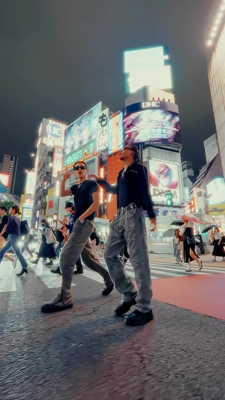 岳のインスタグラム：「slide thru shibuya 🇯🇵✨ #fashion #reels」