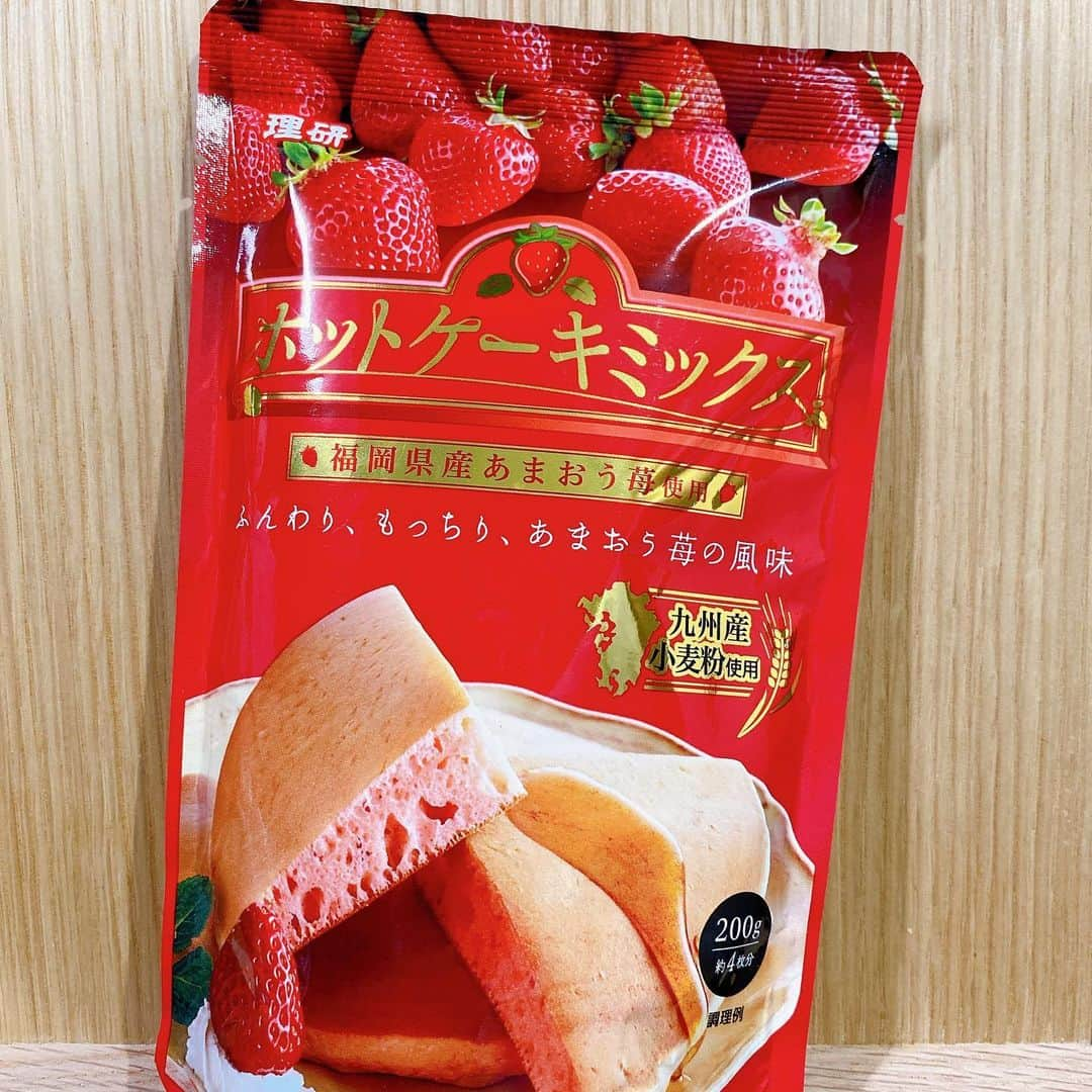 mizukiさんのインスタグラム写真 - (mizukiInstagram)「.  とある日のお昼は 苺のホットケーキにした🥞🍓  福岡県産あまおう苺パウダーと 九州産小麦粉を使用したホットケーキミックス🥣  焼き上がりはもっちりしてて ふわっとして美味しかった⭐️ 残った分は冷凍保存して食べたい時にレンチン👌🏻  香りもいいし甘すぎなくて 好みな味で美味しかった♪  苺好きは是非🍓🤍  PR @riken_nosan_chokubaisho #国産小麦  #あまおうホットケーキミックス #佐賀産小麦  #やっぱり理研  #理研農産直売所 #通販グルメ #ホットケーキミックス #手作りホットケーキ #ランチ #お昼ご飯 #ホットケーキ #🥞」5月25日 20時30分 - mizukich13