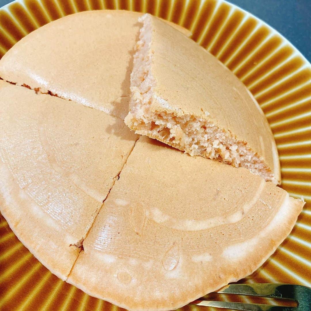 のインスタグラム：「.  とある日のお昼は 苺のホットケーキにした🥞🍓  福岡県産あまおう苺パウダーと 九州産小麦粉を使用したホットケーキミックス🥣  焼き上がりはもっちりしてて ふわっとして美味しかった⭐️ 残った分は冷凍保存して食べたい時にレンチン👌🏻  香りもいいし甘すぎなくて 好みな味で美味しかった♪  苺好きは是非🍓🤍  PR @riken_nosan_chokubaisho #国産小麦  #あまおうホットケーキミックス #佐賀産小麦  #やっぱり理研  #理研農産直売所 #通販グルメ #ホットケーキミックス #手作りホットケーキ #ランチ #お昼ご飯 #ホットケーキ #🥞」