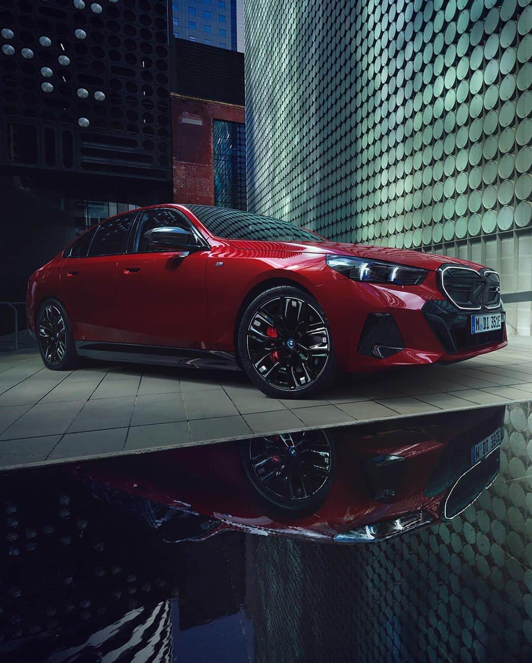 BMWのインスタグラム：「Style and technology in equal balance for ultimate driving pleasure. Arrive effortlessly sophisticated.   THE NEW BMW i5 M60. #THENEWi5 #THEi5 #BMW #BMWi #BornElectric #BMWElectric __ BMW i5 M60 xDrive​*: Combined power consumption: 20.6–18.2 kWh/100 km. Combined CO2 emissions: 0 g/km. Electric range: 455–516 kilometers. All data according to WLTP. * Preliminary data; no homologation figures available yet. Further info: www.bmw.com/disclaimer」