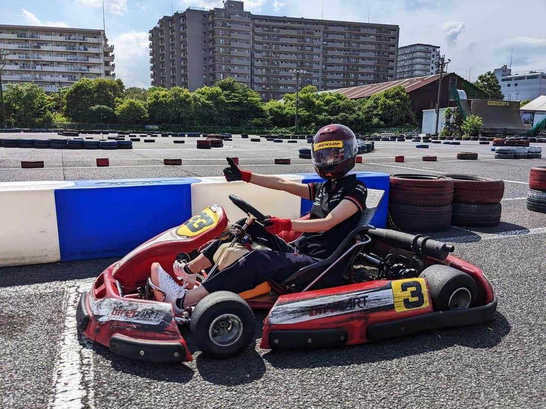 ながしまみのりのインスタグラム：「絶好のカート日和🏎☀️ 安心・安全の超低速ピットレーン走行。 腕力鍛えて速くなりたい💪 ・ Perfect day for karting. Safe and secure ultra-low-speed pit lane driving. I want to train my arm strength and become faster!! ・ #カート #kart #Karting #シティカート #citykart」