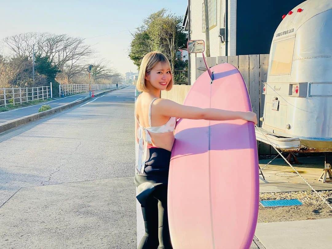 牧野広実のインスタグラム：「⑅◡̈*  　　　　 一目惚れしたサーフボード…🏄‍♀️  いつ見ても可愛い♡♡  　　　　　　 　　　　　 #surfing #surfboard #surfgirl #toddpinder #mellowwetsuits #サーフィン #サーフィン女子 #searoomlynn」