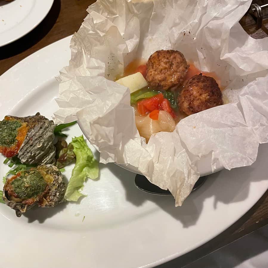 杉浦みずきのインスタグラム：「. この紙で包まれてるお料理感動的美味しさ🥹笑」