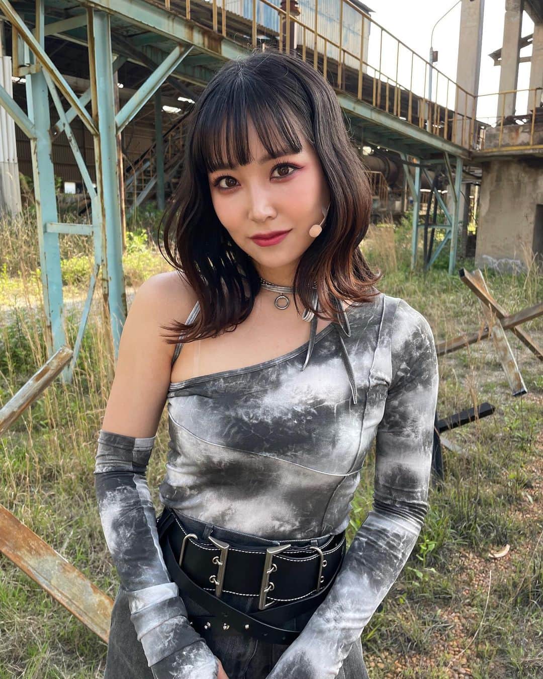 白間美瑠のインスタグラム：「Mnet サバイバル番組 『QUEENDOM PUZZLE』 “SNAP” Performance Vibeo🎵 見て頂けましたか？ 撮影の時の写真です🖤🖤 見つけて下さいね！！これから新しい私！成長する私！沢山お届けします！頑張ります！楽しみにしてて下さい！応援よろしくお願いします！ ・ 보셨나요? 촬영 당시 사진입니다 🖤🖤🖤. 찾아주세요! 앞으로의 새로운 나! 성장하는 나! 많이 전해드리겠습니다! 頑張ります! 기대해 주세요! 많은 응원 부탁드립니다!」